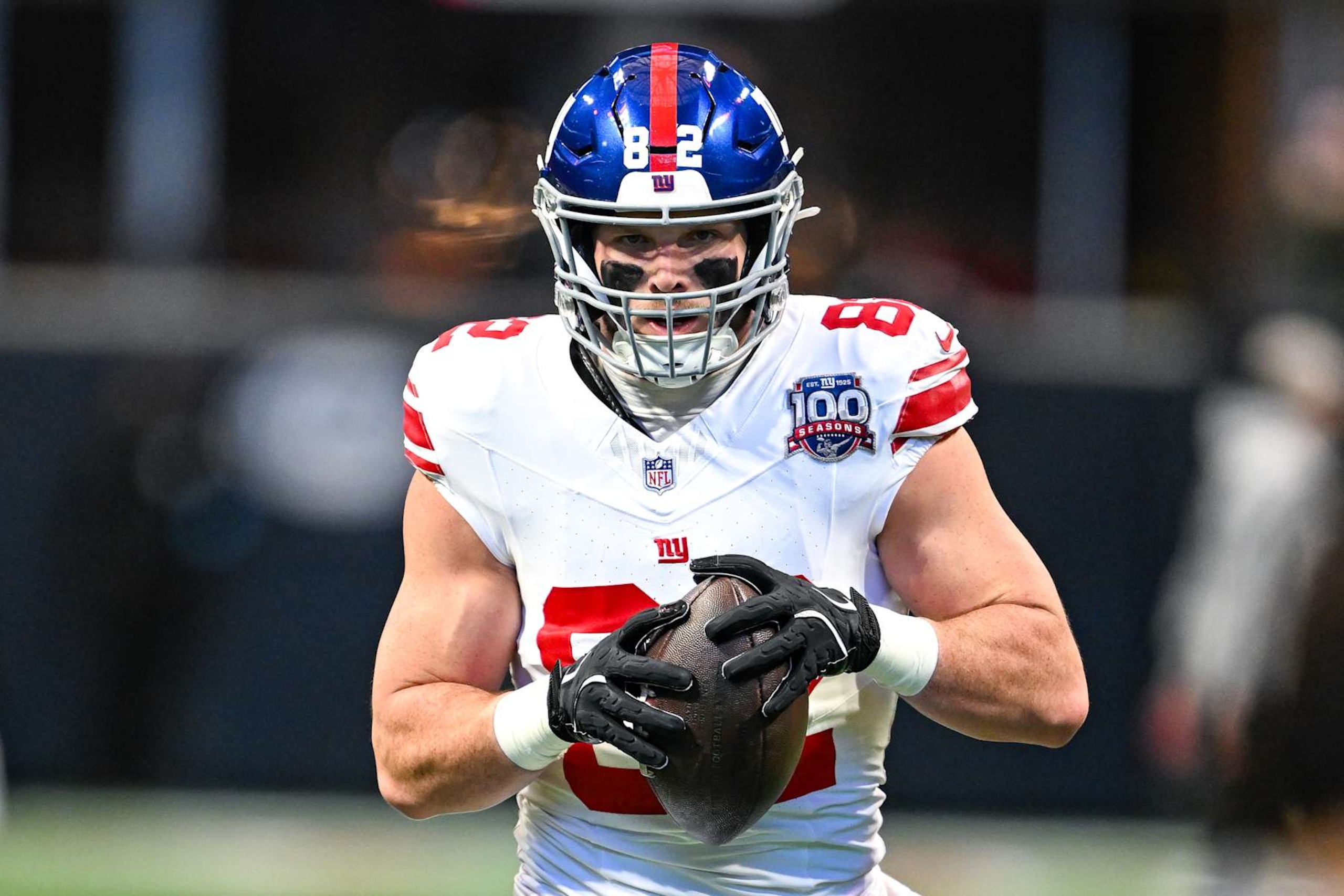 ATLANTA, GA DECEMBER 22: New York tight end Daniel Bellinger (82) warms up prior to the start of the NFL game between the New York Giants and the Atlanta Falcons on December 22nd, 2024 at Mercedes-Benz Stadium in Atlanta, GA. (Photo by Rich von Biberstein/Icon Sportswire via Getty Images) ATLANTA, GA DECEMBER 22: New York tight end Daniel Bellinger (82) warms up prior to the start of the NFL game between the New York Giants and the Atlanta Falcons on December 22nd, 2024 at Mercedes-Benz Stadium in Atlanta, GA. (Photo by Rich von Biberstein/Icon Sportswire via Getty Images)