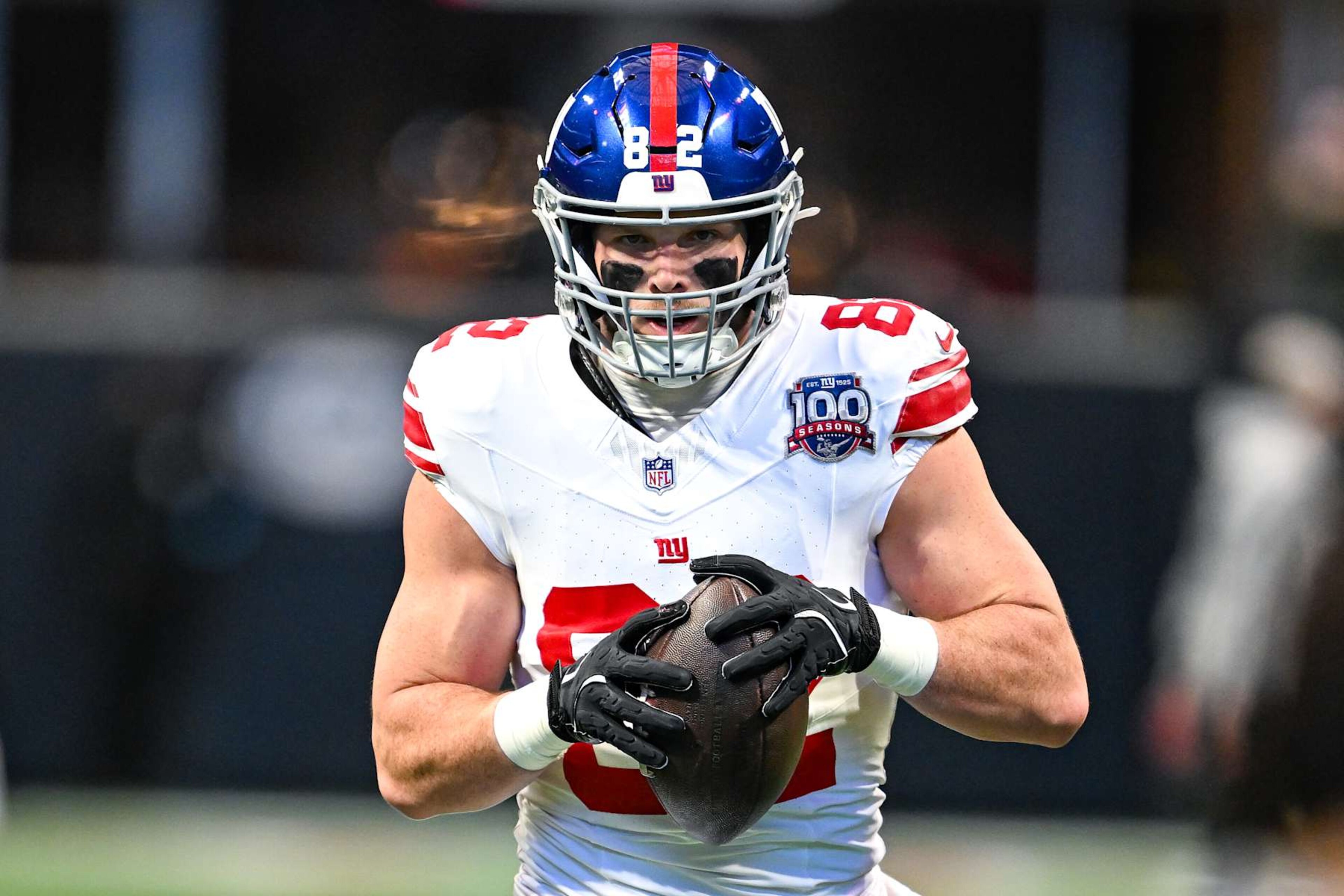 ATLANTA, GA  DECEMBER 22:  New York tight end Daniel Bellinger (82) warms up prior to the start of the NFL game between the New York Giants and the Atlanta Falcons on December 22nd, 2024 at Mercedes-Benz Stadium in Atlanta, GA.  (Photo by Rich von Biberstein/Icon Sportswire via Getty Images)