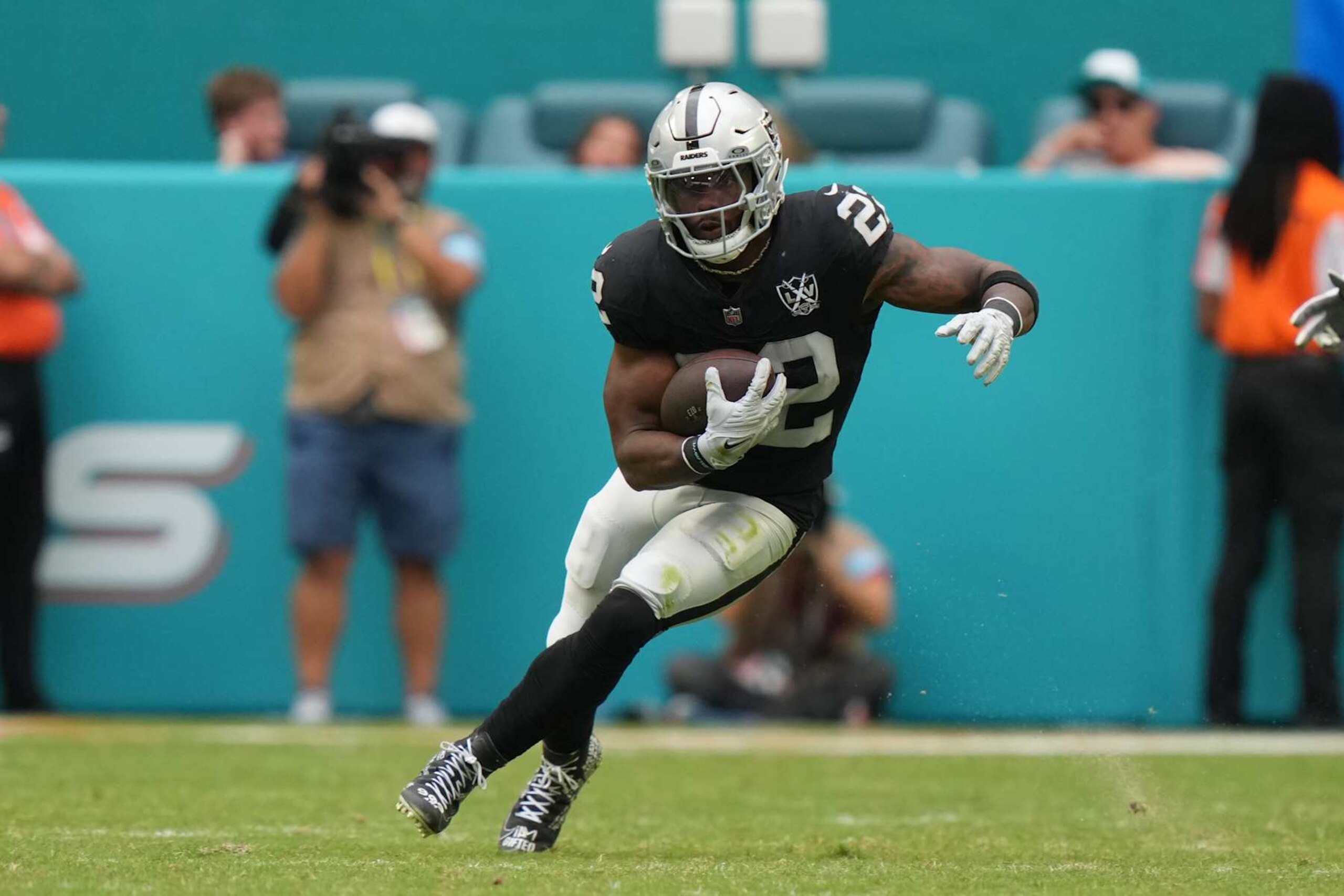 MIAMI GARDENS, FL - NOVEMBER 17: Las Vegas Raiders running back Alexander Mattison (22) rushes with the ball during the game between the Las Vegas Raiders and the Miami Dolphins on Sunday, November 17, 2024 at Hard Rock Stadium in Miami Gardens, Fla. (Photo by Peter Joneleit/Icon Sportswire via Getty Images)