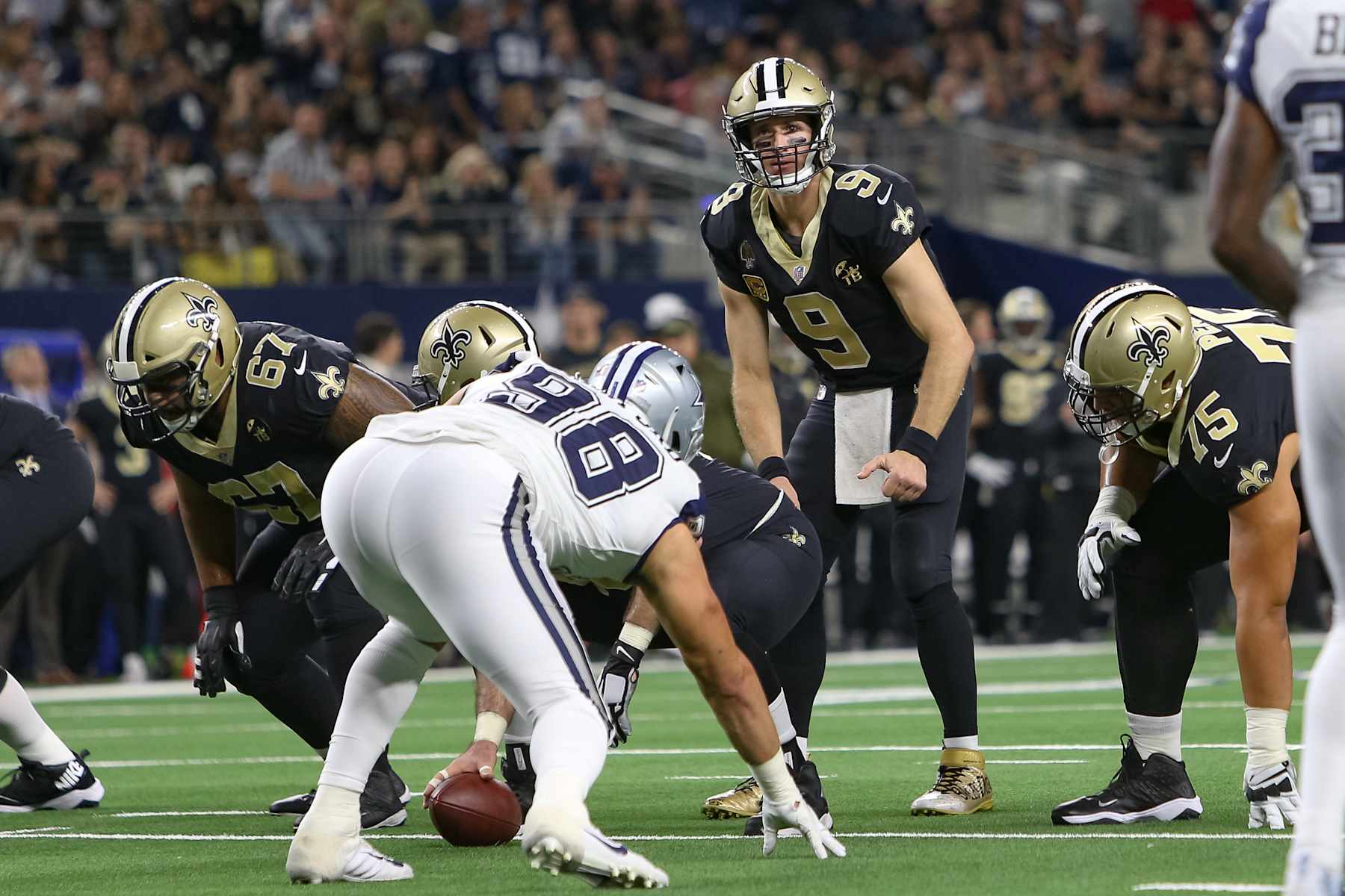 ARLINGTON, TX - NOVEMBER 29: New Orleans Saints Quarterback Drew Brees (9) lines up under center during the game between the Dallas Cowboys and New Orleans Saints on November 29, 2018 at AT&T Stadium in Arlington, TX.  (Photo by Andrew Dieb/Icon Sportswire via Getty Images)