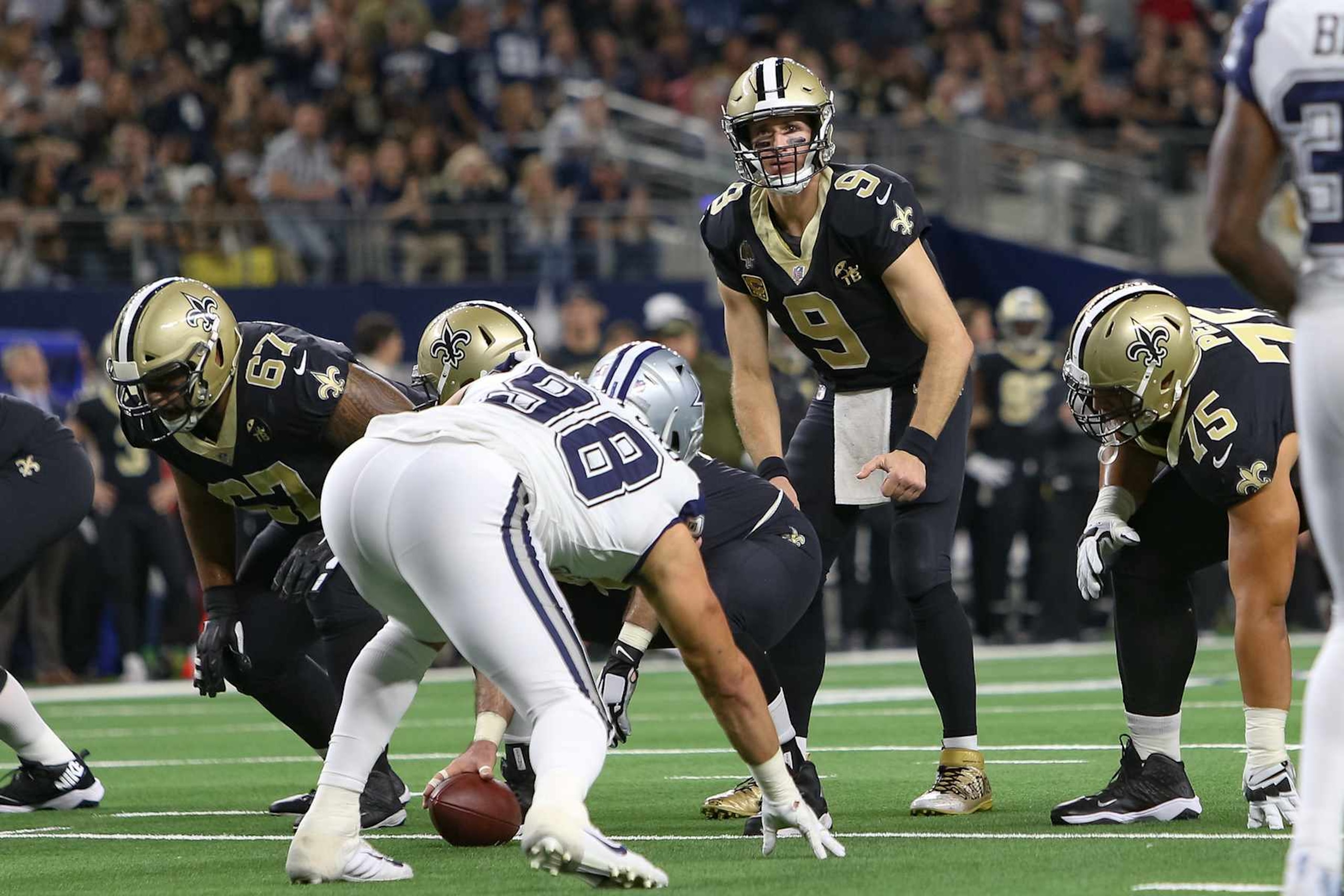 ARLINGTON, TX - NOVEMBER 29: New Orleans Saints Quarterback Drew Brees (9) lines up under center during the game between the Dallas Cowboys and New Orleans Saints on November 29, 2018 at AT&T Stadium in Arlington, TX.  (Photo by Andrew Dieb/Icon Sportswire via Getty Images)