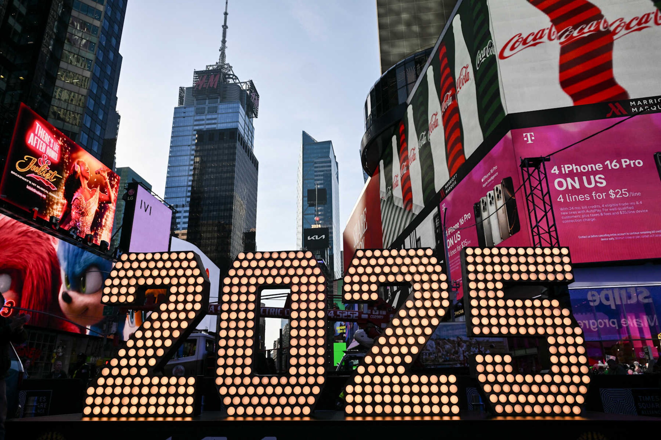 TOPSHOT - The 2025 numerals are displayed after an illumination ceremony in Times Square on December 18, 2024 in New York City. The 2025 numerals arrive in Times Square for the New Year's Eve ball drop, in New York. (Photo by ANGELA WEISS / AFP) (Photo by ANGELA WEISS/AFP via Getty Images) TOPSHOT - The 2025 numerals are displayed after an illumination ceremony in Times Square on December 18, 2024 in New York City. The 2025 numerals arrive in Times Square for the New Year's Eve ball drop, in New York. (Photo by ANGELA WEISS / AFP) (Photo by ANGELA WEISS/AFP via Getty Images)