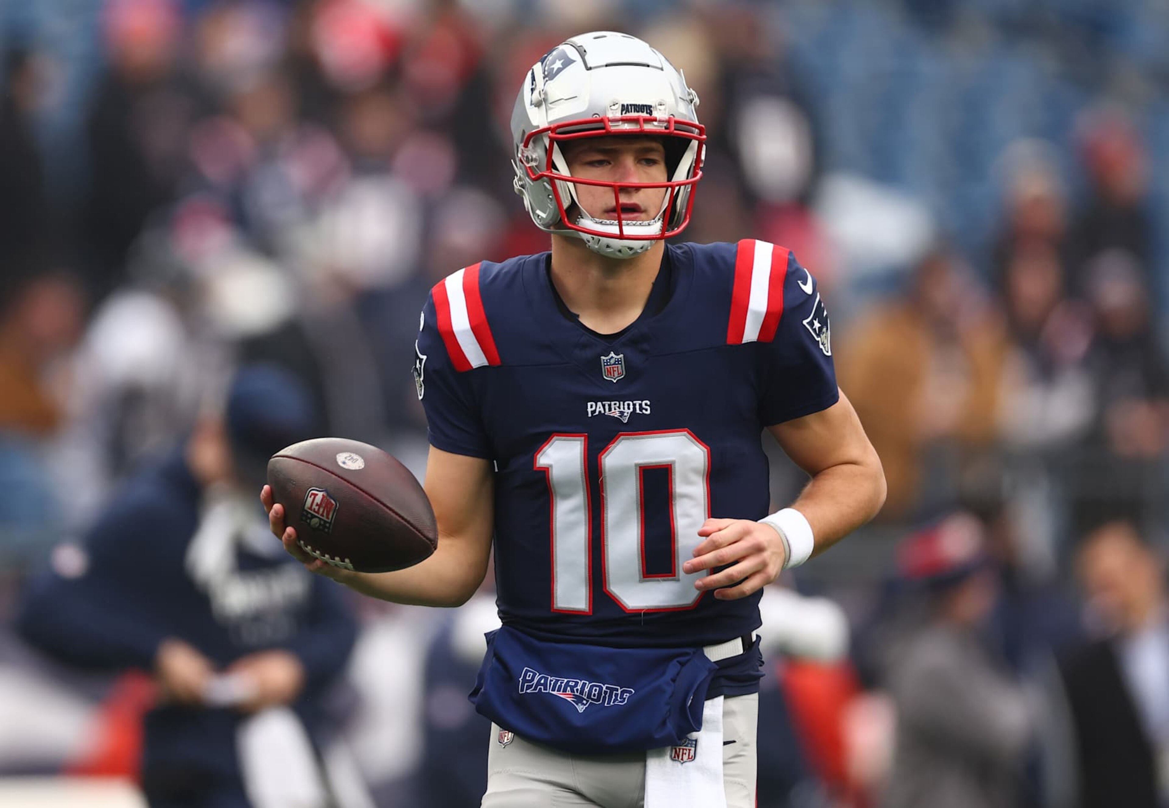 FOXBOROUGH, MASSACHUSETTS - DECEMBER 28: Drake Maye #10 of the New England Patriots warms up prior to a game against the Los Angeles Chargers at Gillette Stadium on December 28, 2024 in Foxborough, Massachusetts. (Photo by Maddie Meyer/Getty Images) FOXBOROUGH, MASSACHUSETTS - DECEMBER 28: Drake Maye #10 of the New England Patriots warms up prior to a game against the Los Angeles Chargers at Gillette Stadium on December 28, 2024 in Foxborough, Massachusetts. (Photo by Maddie Meyer/Getty Images)