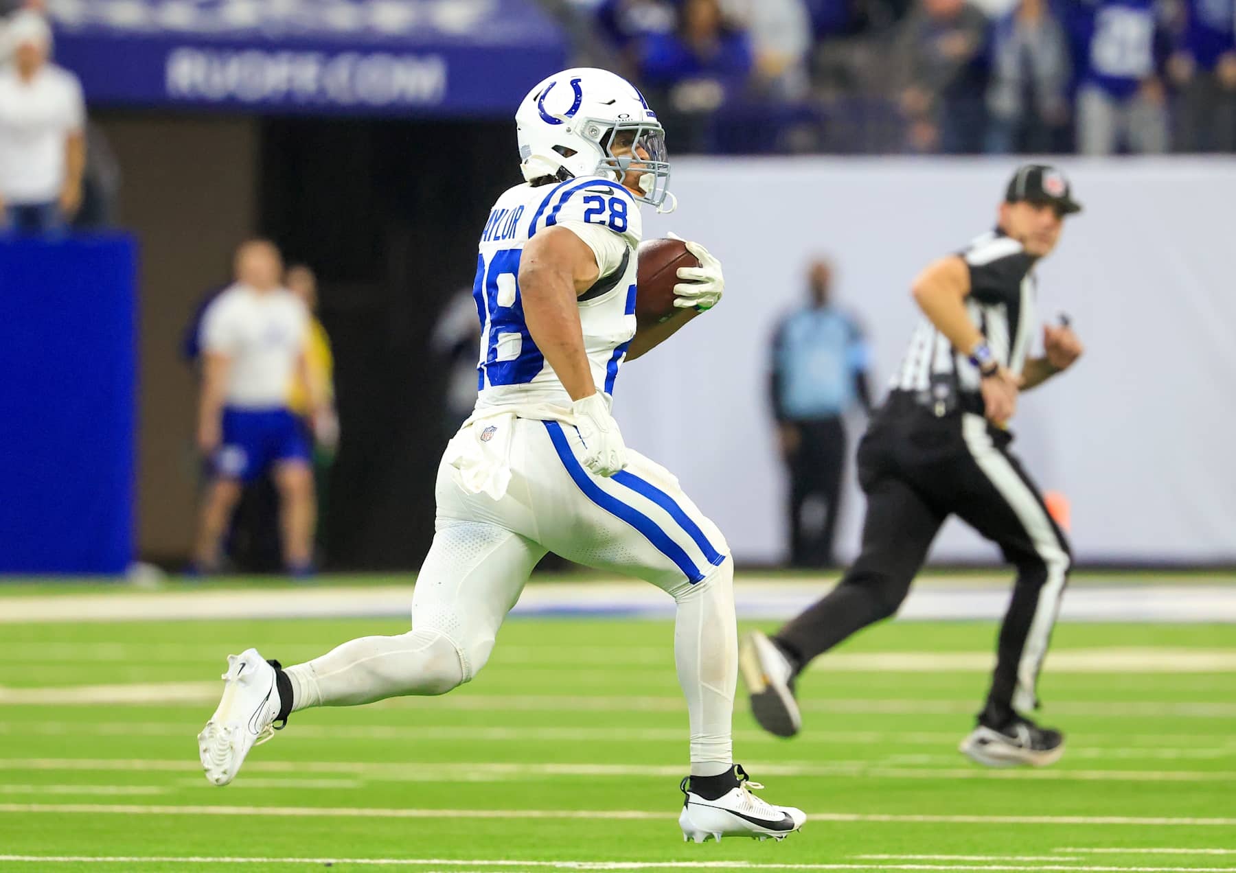 INDIANAPOLIS, INDIANA - DECEMBER 22: Jonathan Taylor #28 of the Indianapolis Colts runs in for a touchdown  against the Tennessee Titans during the second quarter at Lucas Oil Stadium on December 22, 2024 in Indianapolis, Indiana. (Photo by Justin Casterline/Getty Images)