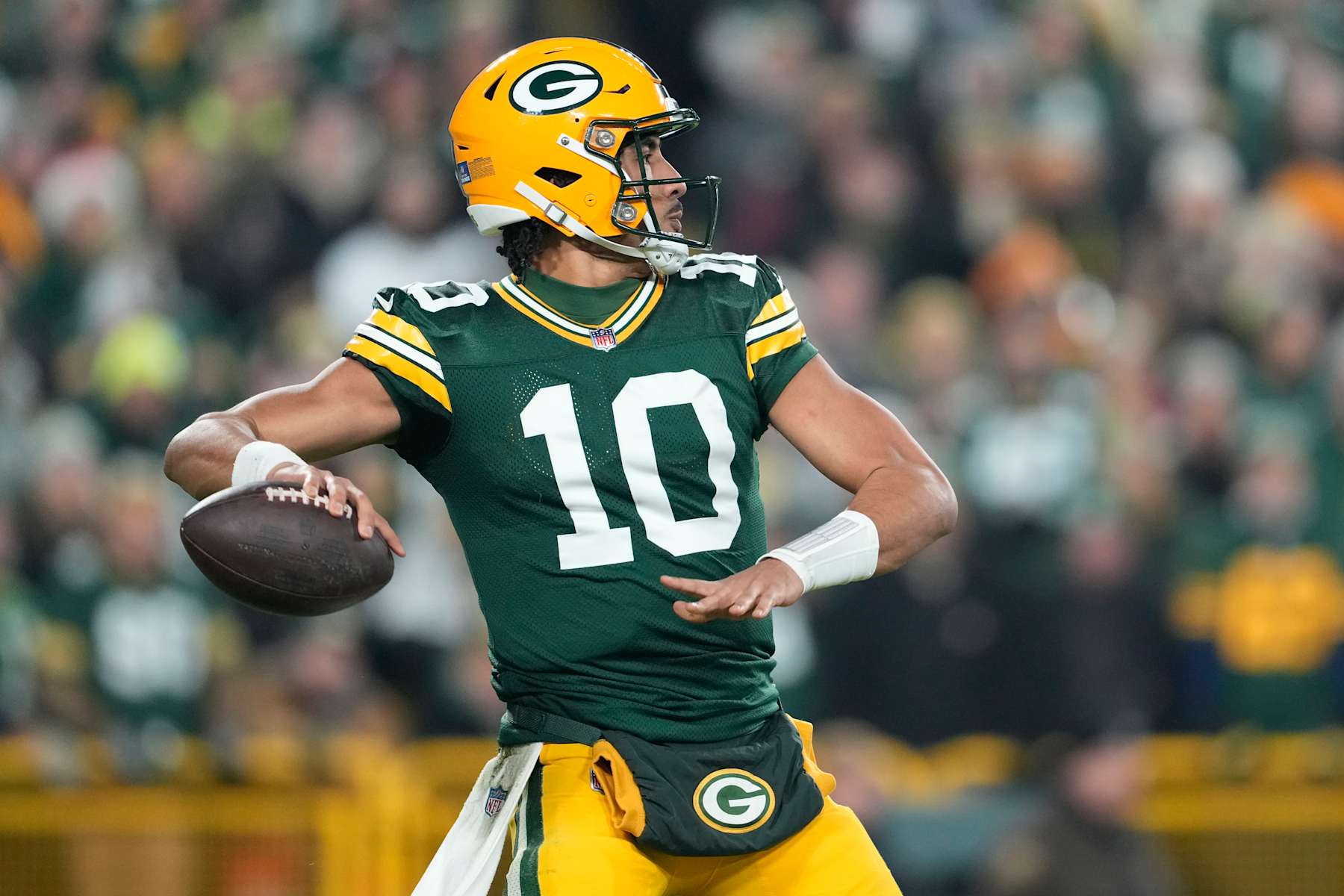 GREEN BAY, WISCONSIN - DECEMBER 23: Jordan Love #10 of the Green Bay Packers passes the ball against the New Orleans Saints during the first quarter at Lambeau Field on December 23, 2024 in Green Bay, Wisconsin. (Photo by Patrick McDermott/Getty Images)