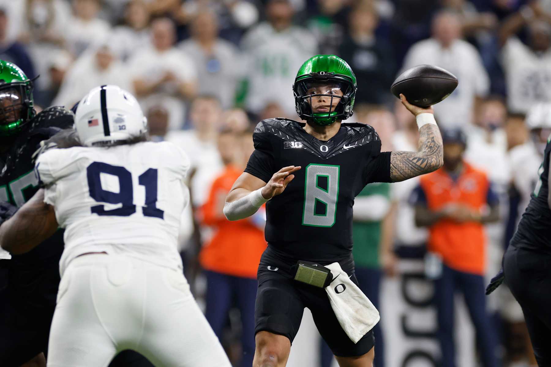 INDIANAPOLIS, IN - DECEMBER 07: Oregon Ducks quarterback Dillon Gabriel (8) passes the ball during the Big Ten Championship Game against the Penn State Nittany Lions on December 07, 2024 at Lucas Oil Stadium in Indianapolis, Indiana. (Photo by Joe Robbins/Icon Sportswire via Getty Images)