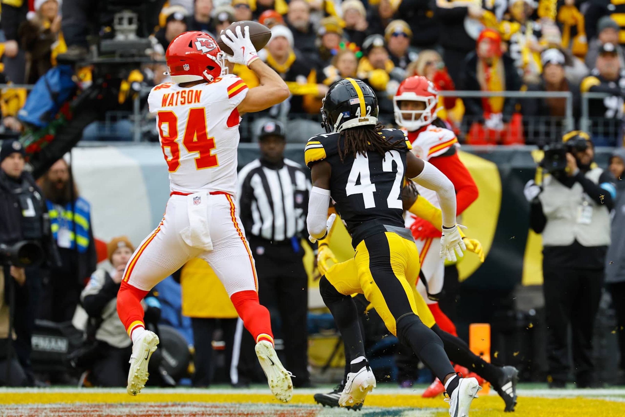 PITTSBURGH, PENNSYLVANIA - DECEMBER 25: Justin Watson #84 of the Kansas City Chiefs catches a touchdown pass against James Pierre #42 of the Pittsburgh Steelers during the first quarter at Acrisure Stadium on December 25, 2024 in Pittsburgh, Pennsylvania. (Photo by Justin K. Aller/Getty Images)