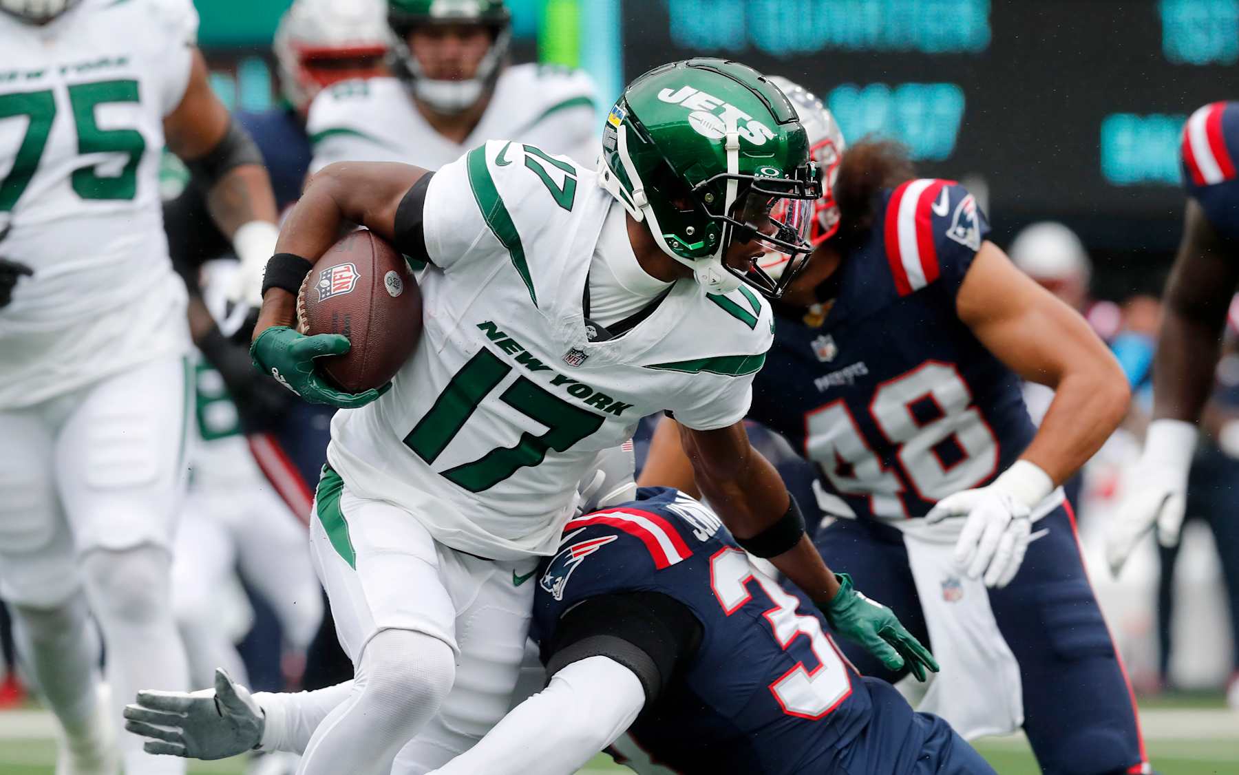 EAST RUTHERFORD, NEW JERSEY - SEPTEMBER 24: (NEW YORK DAILIES OUT)  Garrett Wilson #17 of the New York Jets in action against the New England Patriots at MetLife Stadium on September 24, 2023 in East Rutherford, New Jersey. The Patriots defeated the Jets 15-10.  (Photo by Jim McIsaac/Getty Images)