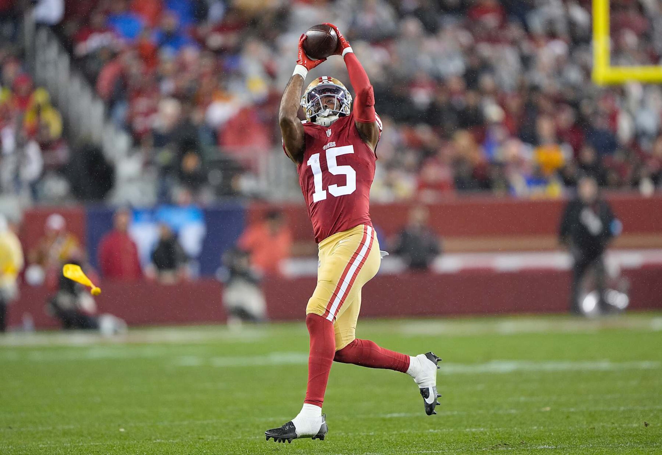 SANTA CLARA, CALIFORNIA - DECEMBER 12: Jauan Jennings #15 of the San Francisco 49ers catches a pass against the Los Angeles Rams during the second quarter at Levi's Stadium on December 12, 2024 in Santa Clara, California. (Photo by Thearon W. Henderson/Getty Images)