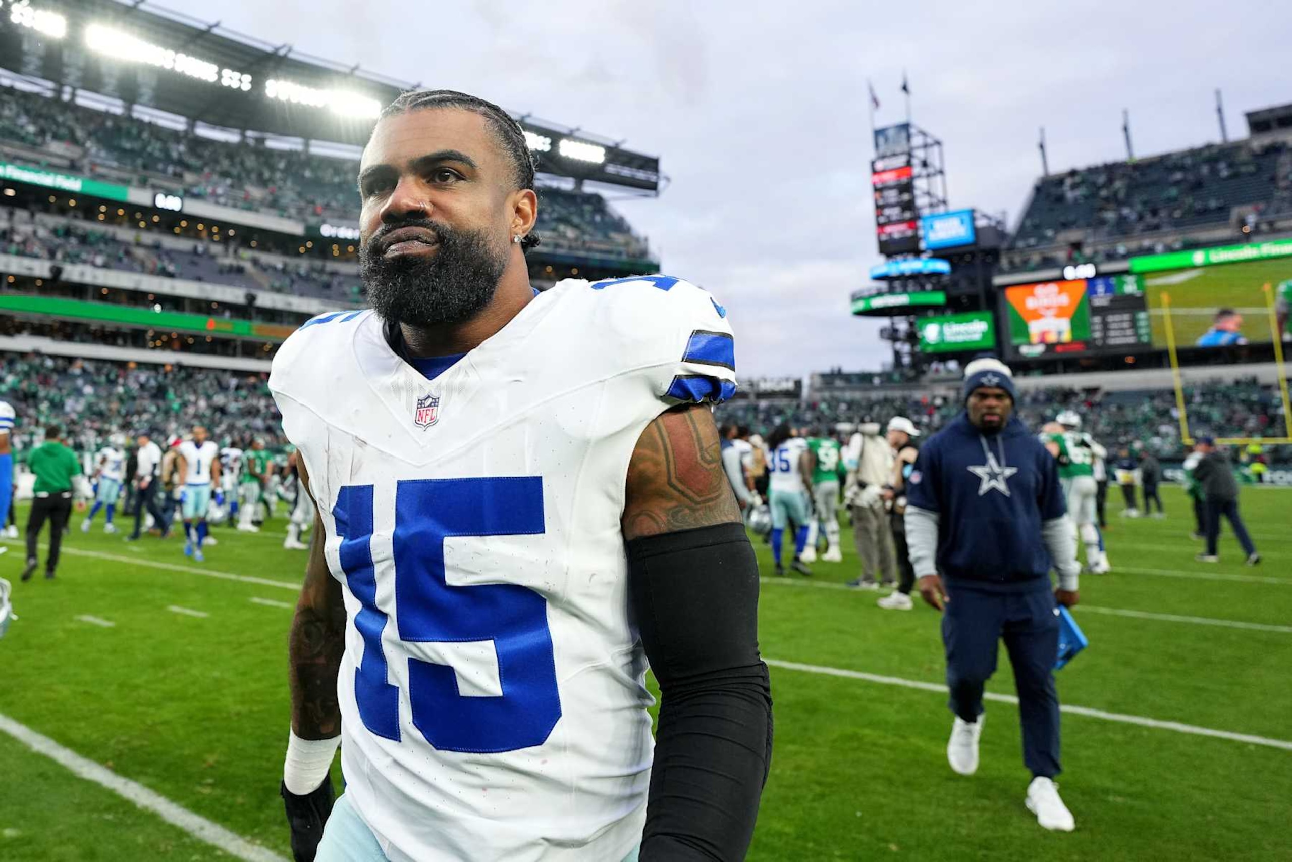 PHILADELPHIA, PENNSYLVANIA - DECEMBER 29: Ezekiel Elliott #15 of the Dallas Cowboys walks off the field after losing to the Philadelphia Eagles 7-41 at Lincoln Financial Field on December 29, 2024 in Philadelphia, Pennsylvania. (Photo by Mitchell Leff/Getty Images) PHILADELPHIA, PENNSYLVANIA - DECEMBER 29: Ezekiel Elliott #15 of the Dallas Cowboys walks off the field after losing to the Philadelphia Eagles 7-41 at Lincoln Financial Field on December 29, 2024 in Philadelphia, Pennsylvania. (Photo by Mitchell Leff/Getty Images)