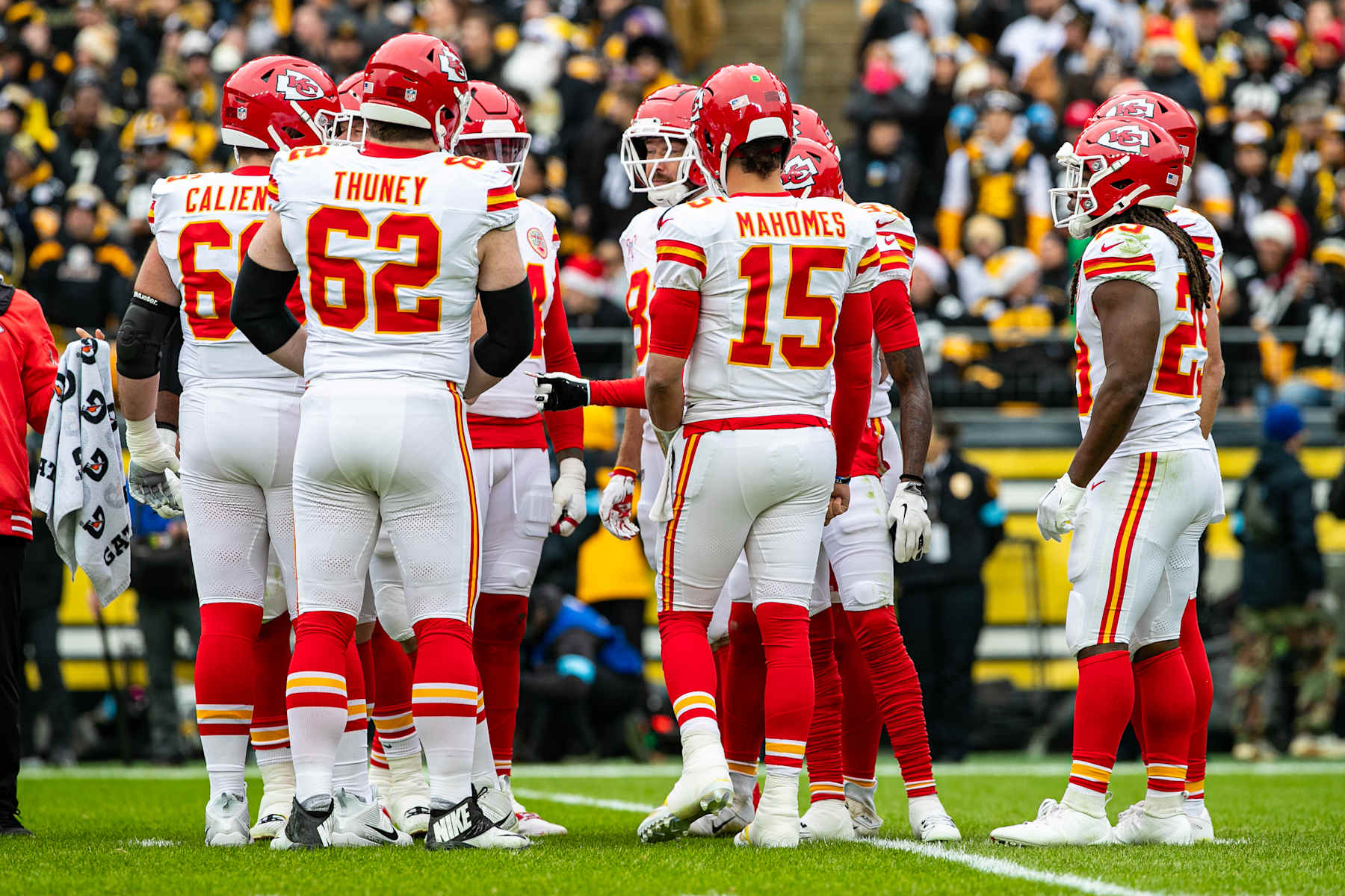 PITTSBURGH, PA - DECEMBER 25: Kansas City Chiefs quarterback Patrick Mahomes (15) calls a play in the huddle during the regular season NFL football game between the Kansas City Chiefs and Pittsburgh Steelers on December 25, 2024 at Acrisure Stadium in Pittsburgh, PA. (Photo by Mark Alberti/Icon Sportswire via Getty Images)