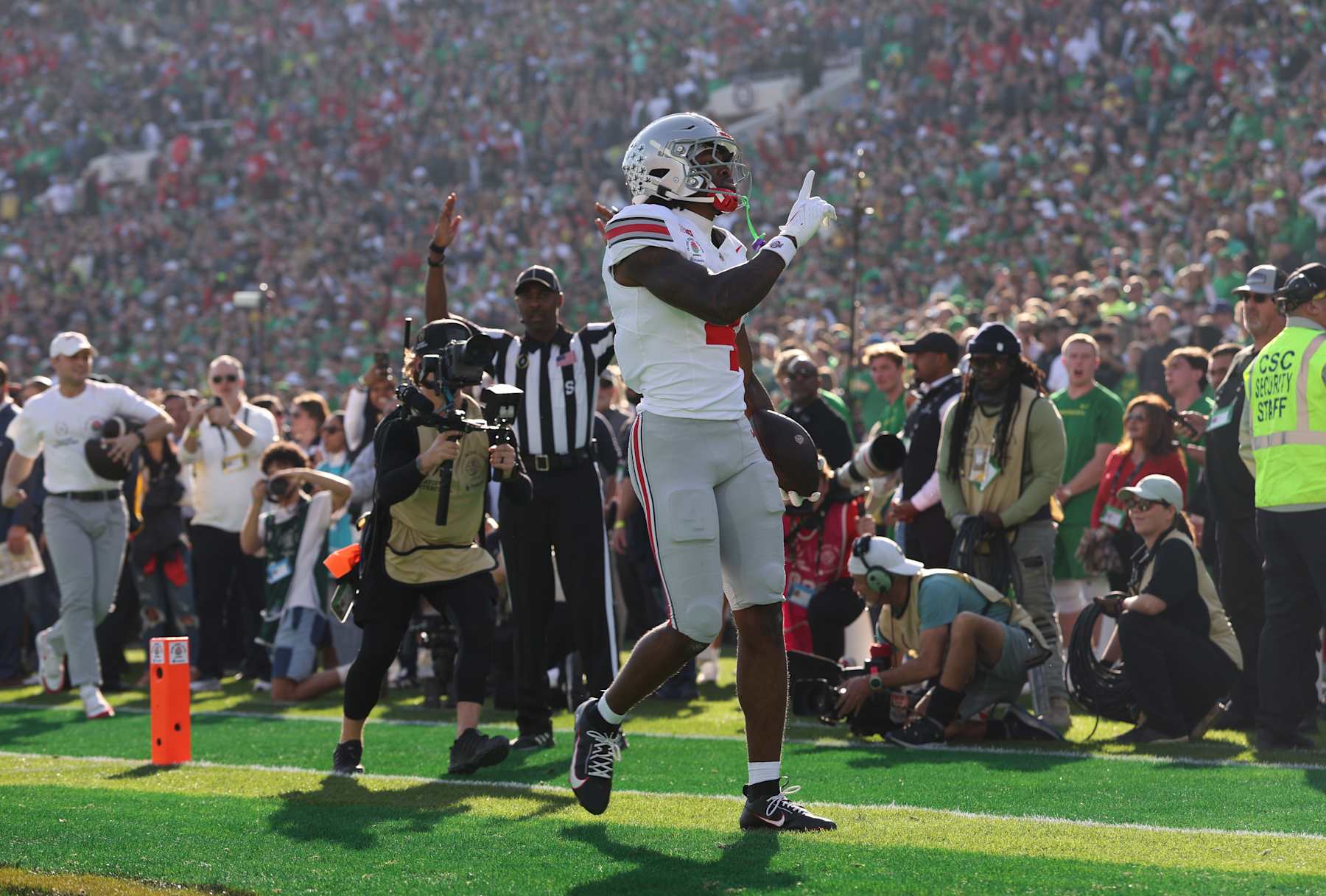 PASADENA, CALIFORNIA - JANUARY 01: Jeremiah Smith #4 of the Ohio State Buckeyes scores a touchdown during the first quarter against the Oregon Ducks during the Rose Bowl Game Presented by Prudential at Rose Bowl Stadium on January 01, 2025 in Pasadena, California. (Photo by Harry How/Getty Images)