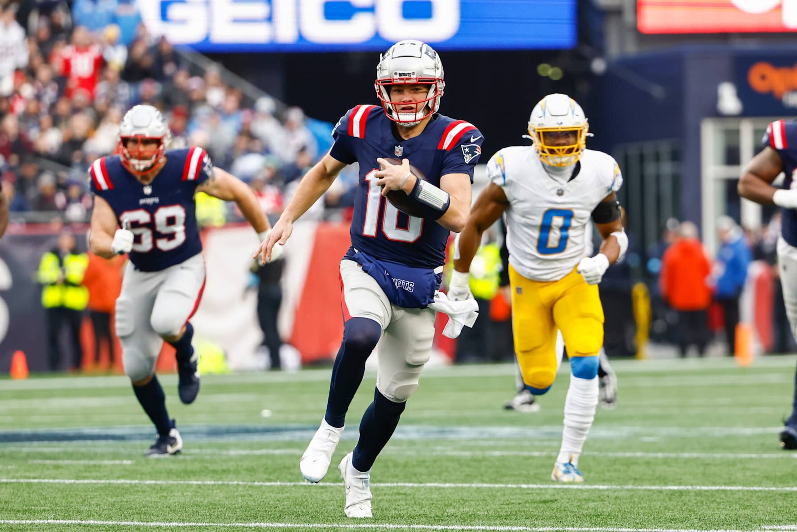 FOXBOROUGH, MA - DECEMBER 28: Drake Maye #10 of the New England Patriots runs the ball against the Los Angeles Chargers during the game at Gillette Stadium on December 28, 2024 in Foxborough, Massachusetts.(Photo By Winslow Townson/Getty Images) FOXBOROUGH, MA - DECEMBER 28: Drake Maye #10 of the New England Patriots runs the ball against the Los Angeles Chargers during the game at Gillette Stadium on December 28, 2024 in Foxborough, Massachusetts.(Photo By Winslow Townson/Getty Images)