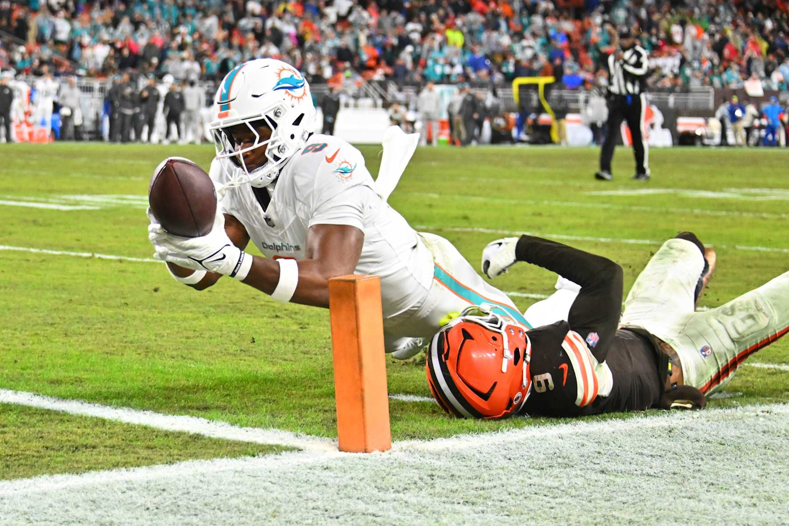CLEVELAND, OHIO - DECEMBER 29: Jonnu Smith #9 of the Miami Dolphins scores a touchdown against Grant Delpit #9 of the Cleveland Browns during the fourth quarter at Huntington Bank Field on December 29, 2024 in Cleveland, Ohio. (Photo by Jason Miller/Getty Images) CLEVELAND, OHIO - DECEMBER 29: Jonnu Smith #9 of the Miami Dolphins scores a touchdown against Grant Delpit #9 of the Cleveland Browns during the fourth quarter at Huntington Bank Field on December 29, 2024 in Cleveland, Ohio. (Photo by Jason Miller/Getty Images)
