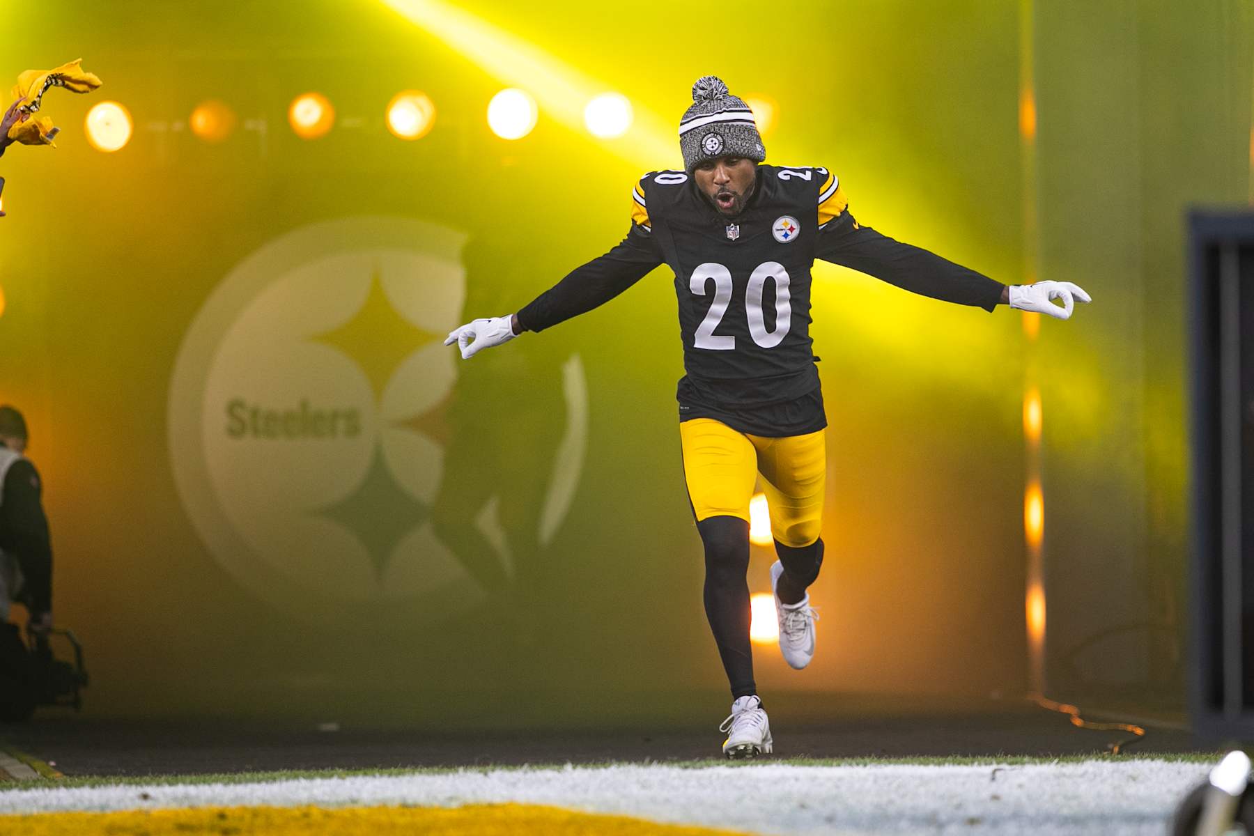 PITTSBURGH, PA - DECEMBER 23: Pittsburgh Steelers cornerback Patrick Peterson (20) runs onto the field during the regular season NFL football game between the Cincinnati Bengals and Pittsburgh Steelers on December 23, 2023 at Acrisure Stadium in Pittsburgh, PA. (Photo by Mark Alberti/Icon Sportswire via Getty Images)