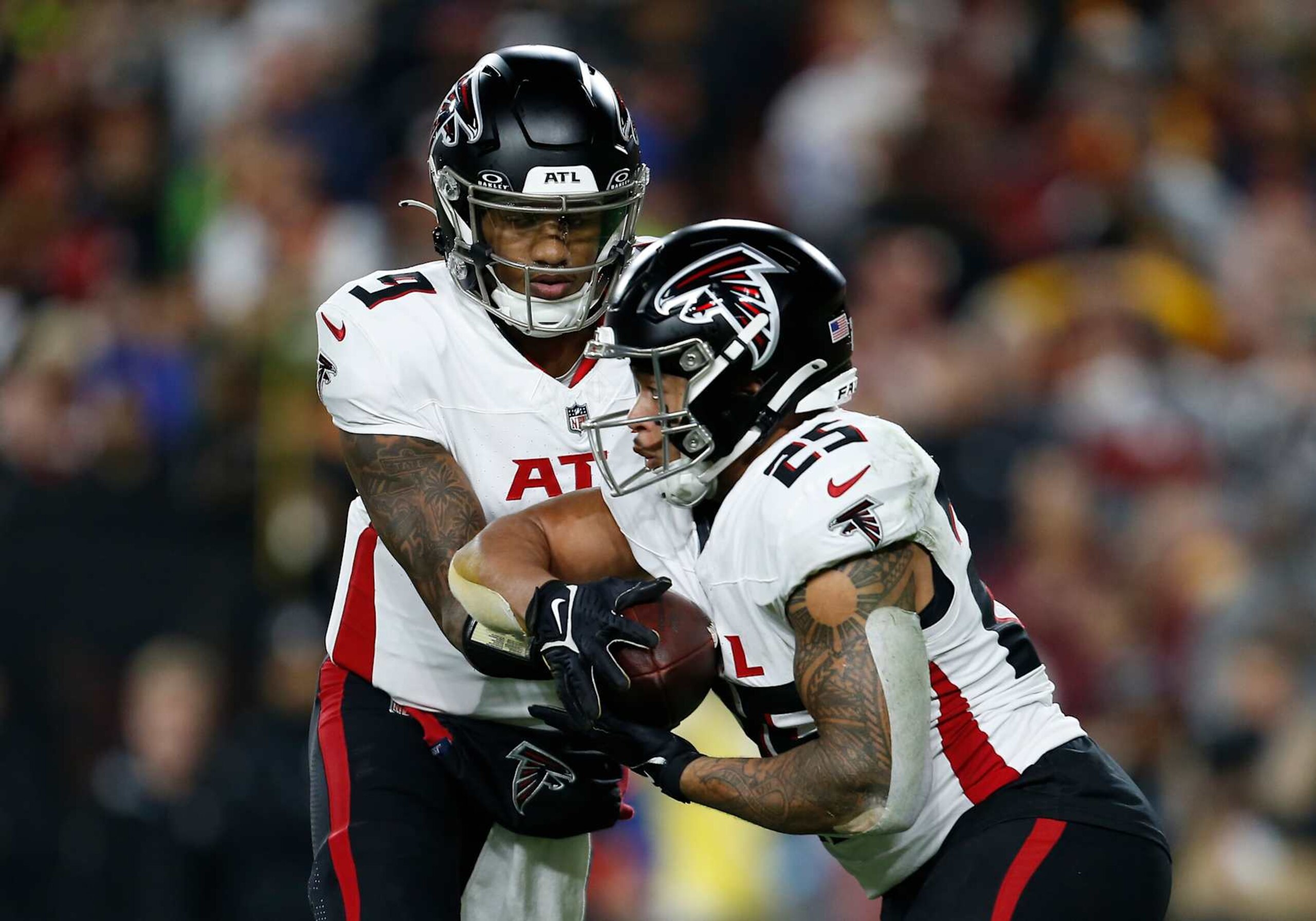 LANDOVER, MD - DECEMBER 29: Atlanta Falcons quarterback Michael Penix Jr. (9) hands the ball to running back Tyler Allgeier (25) during the Atlanta Falcons game versus the Washington Commanders at Northwest Stadium on December 29, 2024, in Landover, MD. (Photo by Lee Coleman/Icon Sportswire via Getty Images) LANDOVER, MD - DECEMBER 29: Atlanta Falcons quarterback Michael Penix Jr. (9) hands the ball to running back Tyler Allgeier (25) during the Atlanta Falcons game versus the Washington Commanders at Northwest Stadium on December 29, 2024, in Landover, MD. (Photo by Lee Coleman/Icon Sportswire via Getty Images)