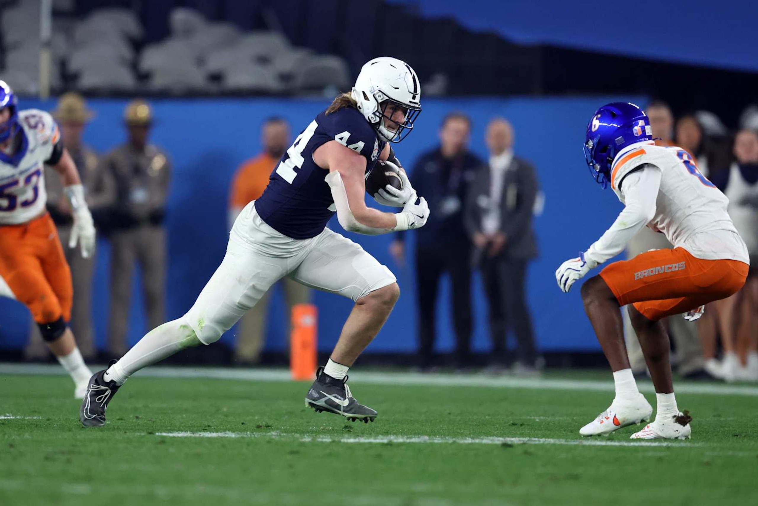 GLENDALE, ARIZONA - DECEMBER 31: Tight end Tyler Warren #44 of the Penn State Nittany Lions runs during the Vrbo Fiesta Bowl /abo at State Farm Stadium on December 31, 2024 in Glendale, Arizona. The Nittany Lions defeated the Broncos 31-14. (Photo by Chris Coduto/Getty Images)