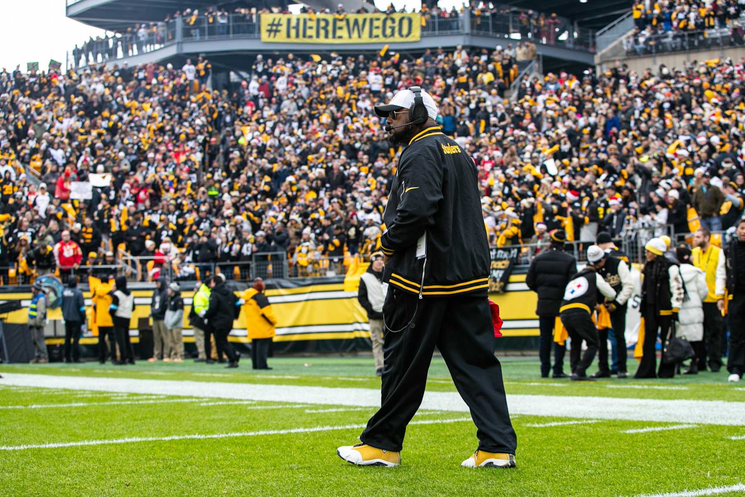 PITTSBURGH, PA - DECEMBER 25: Pittsburgh Steelers head coach Mike Tomlin looks on before the regular season NFL football game between the Kansas City Chiefs and Pittsburgh Steelers on December 25, 2024 at Acrisure Stadium in Pittsburgh, PA. (Photo by Mark Alberti/Icon Sportswire via Getty Images) PITTSBURGH, PA - DECEMBER 25: Pittsburgh Steelers head coach Mike Tomlin looks on before the regular season NFL football game between the Kansas City Chiefs and Pittsburgh Steelers on December 25, 2024 at Acrisure Stadium in Pittsburgh, PA. (Photo by Mark Alberti/Icon Sportswire via Getty Images)