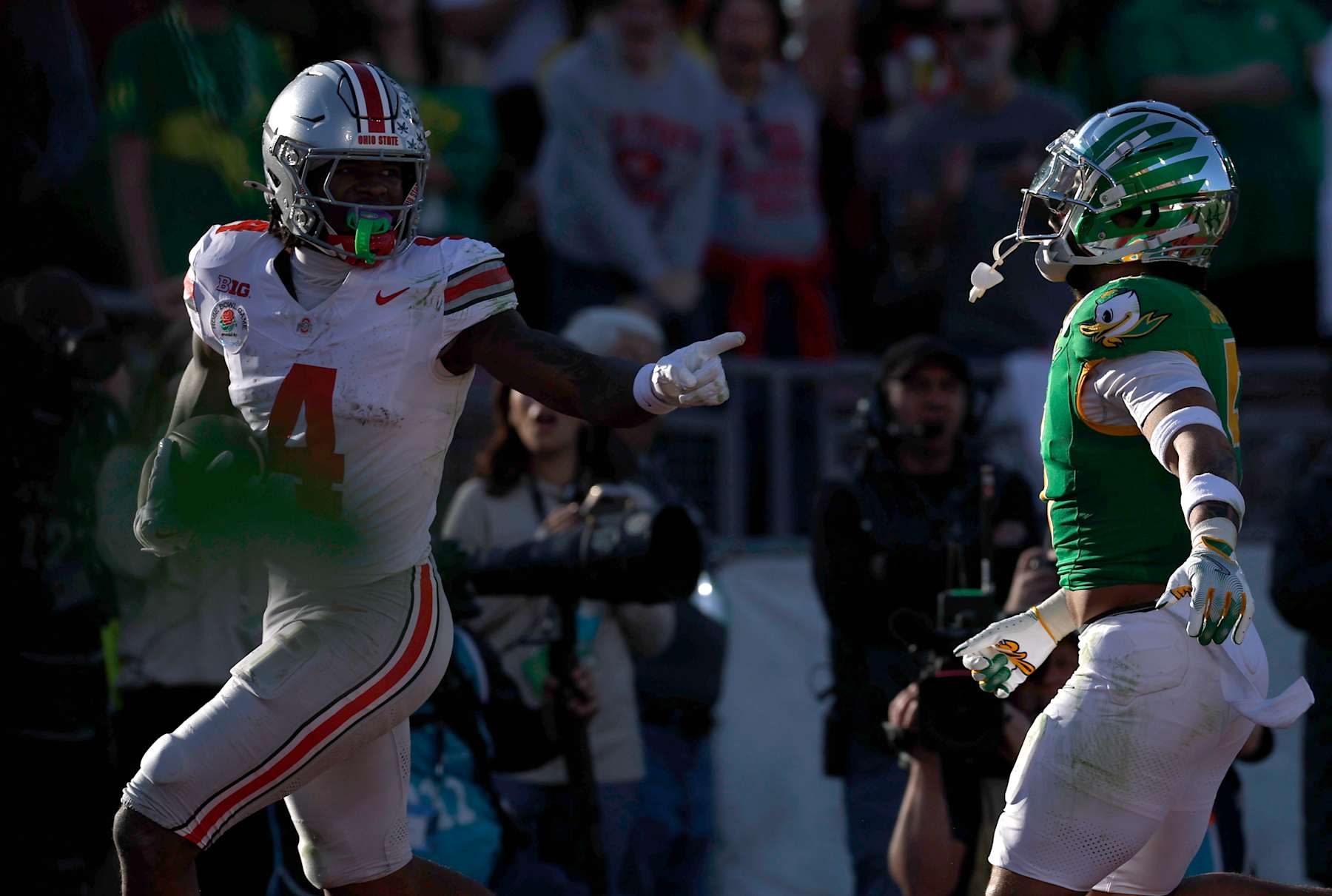 PASADENA, CALIFORNIA - JANUARY 01: Jeremiah Smith #4 of the Ohio State Buckeyes scores a touchdown against Kobe Savage #5 of the Oregon Ducks during the second quarter during the Rose Bowl Game Presented by Prudential at Rose Bowl Stadium on January 01, 2025 in Pasadena, California. (Photo by Ronald Martinez/Getty Images)
