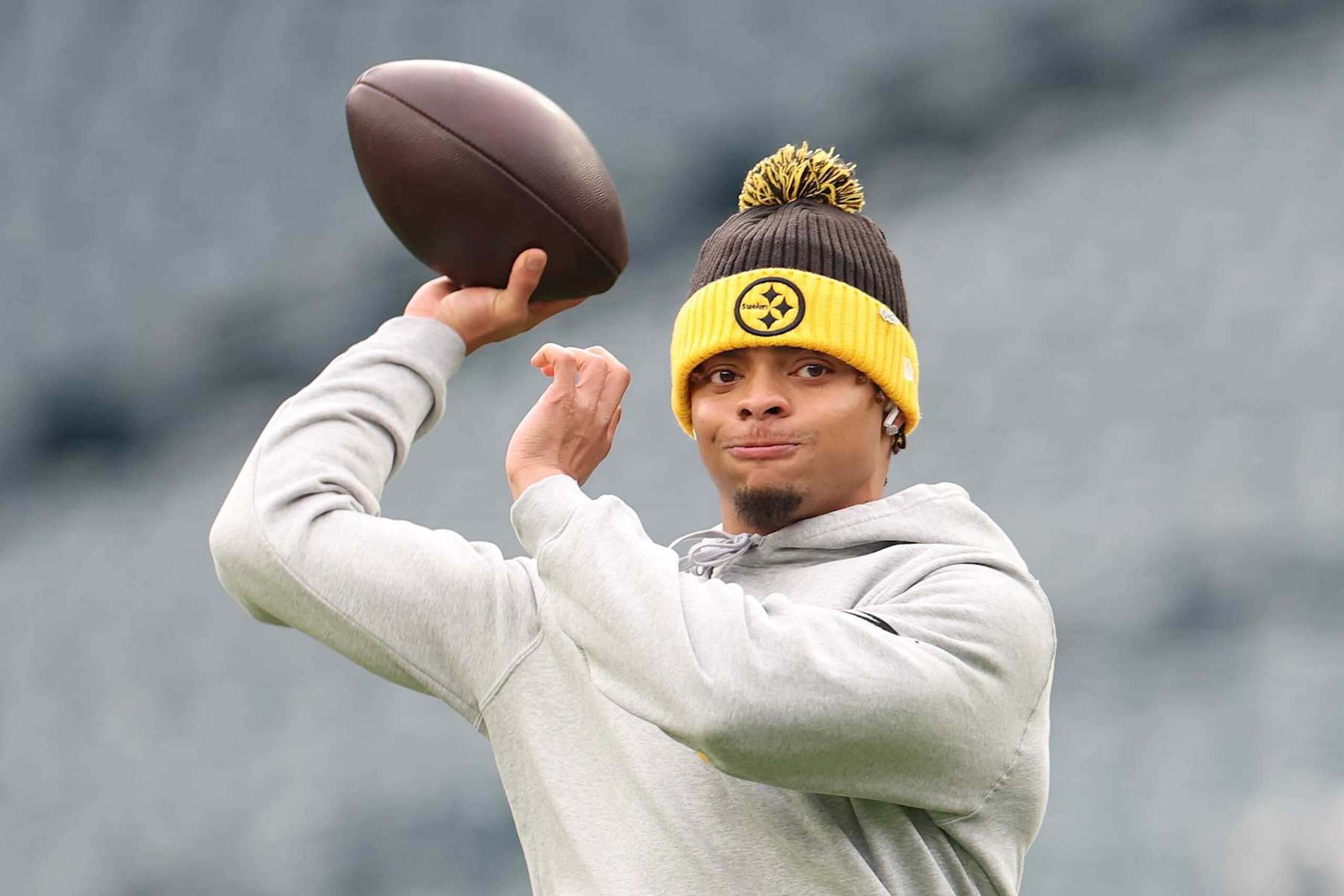 PHILADELPHIA, PENNSYLVANIA - DECEMBER 15: Justin Fields #2 of the Pittsburgh Steelers warms up before the game against the Philadelphia Eagles at Lincoln Financial Field on December 15, 2024 in Philadelphia, Pennsylvania. (Photo by Emilee Chinn/Getty Images) PHILADELPHIA, PENNSYLVANIA - DECEMBER 15: Justin Fields #2 of the Pittsburgh Steelers warms up before the game against the Philadelphia Eagles at Lincoln Financial Field on December 15, 2024 in Philadelphia, Pennsylvania. (Photo by Emilee Chinn/Getty Images)