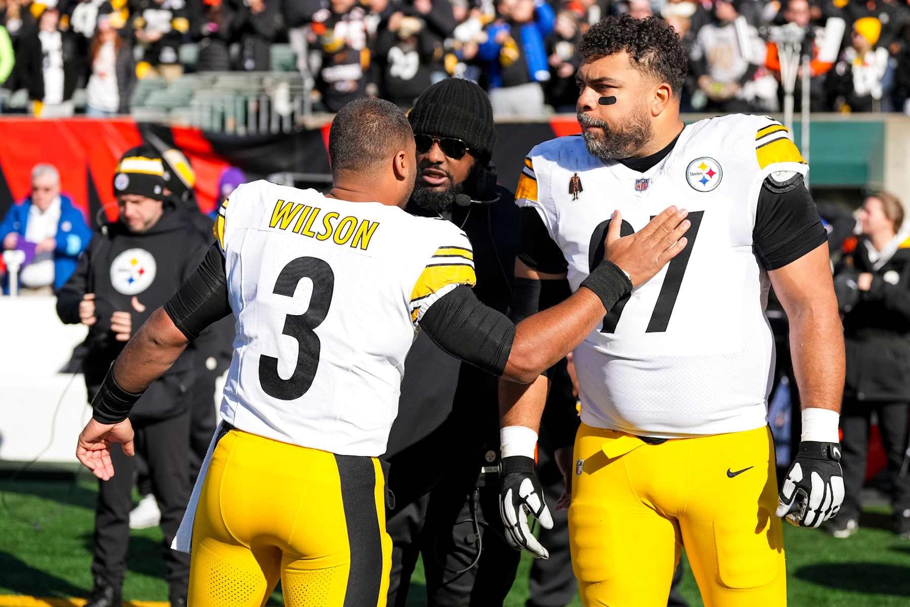 CINCINNATI, OHIO - DECEMBER 1: Quarterback Russell Wilson #3 of the Pittsburgh Steelers interacts with head coach Mike Tomlin and defensive tackle Cameron Heyward #97 prior to an NFL football game against the Cincinnati Bengals, at Paycor Stadium on December 1, 2024 in Cincinnati, Ohio. (Photo by Todd Rosenberg/Getty Images)
