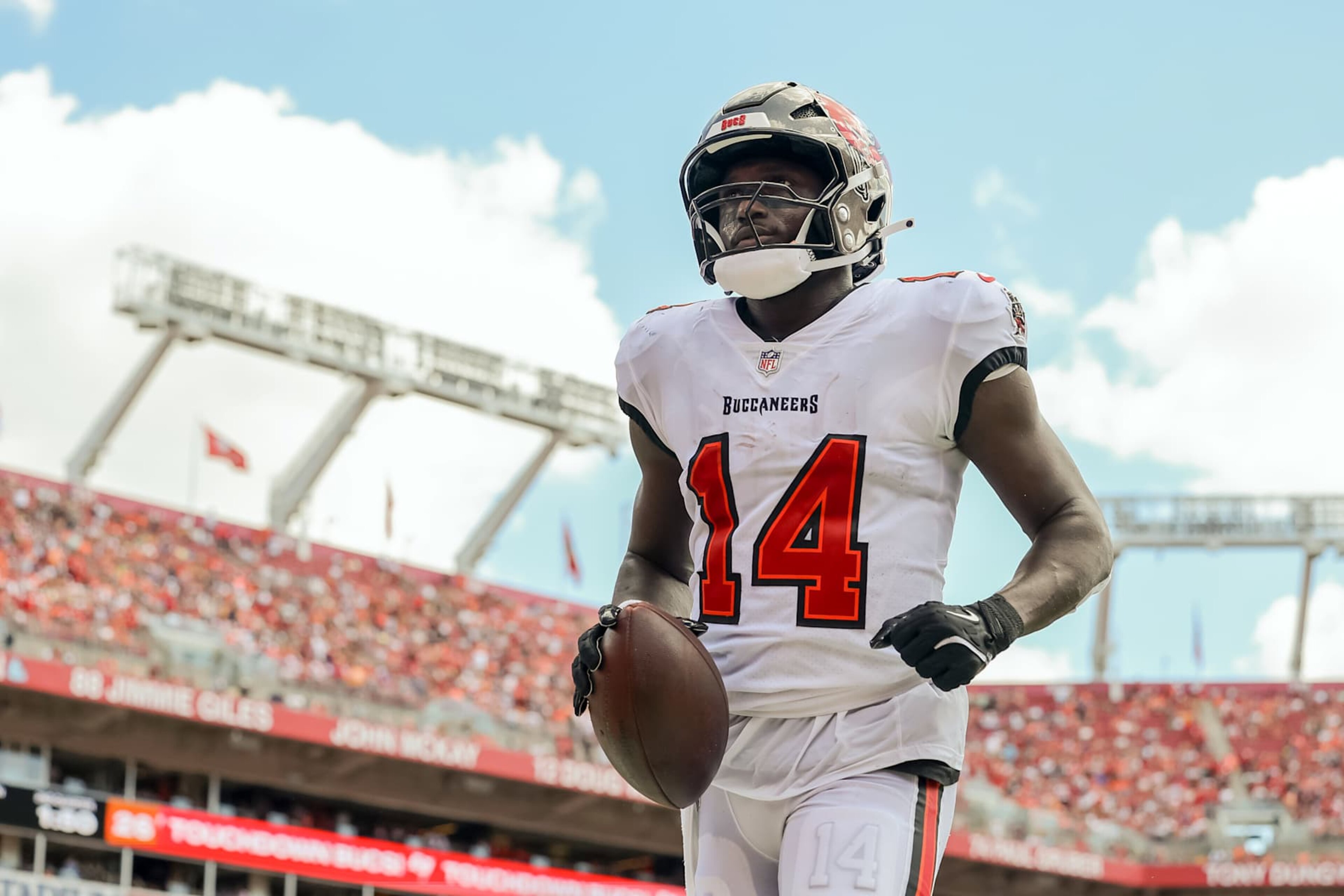TAMPA, FLORIDA - SEPTEMBER 22: Chris Godwin #14 of the Tampa Bay Buccaneers celebrates a touchdown against the Denver Broncos at Raymond James Stadium on September 22, 2024 in Tampa, Florida. (Photo by Mike Carlson/Getty Images)