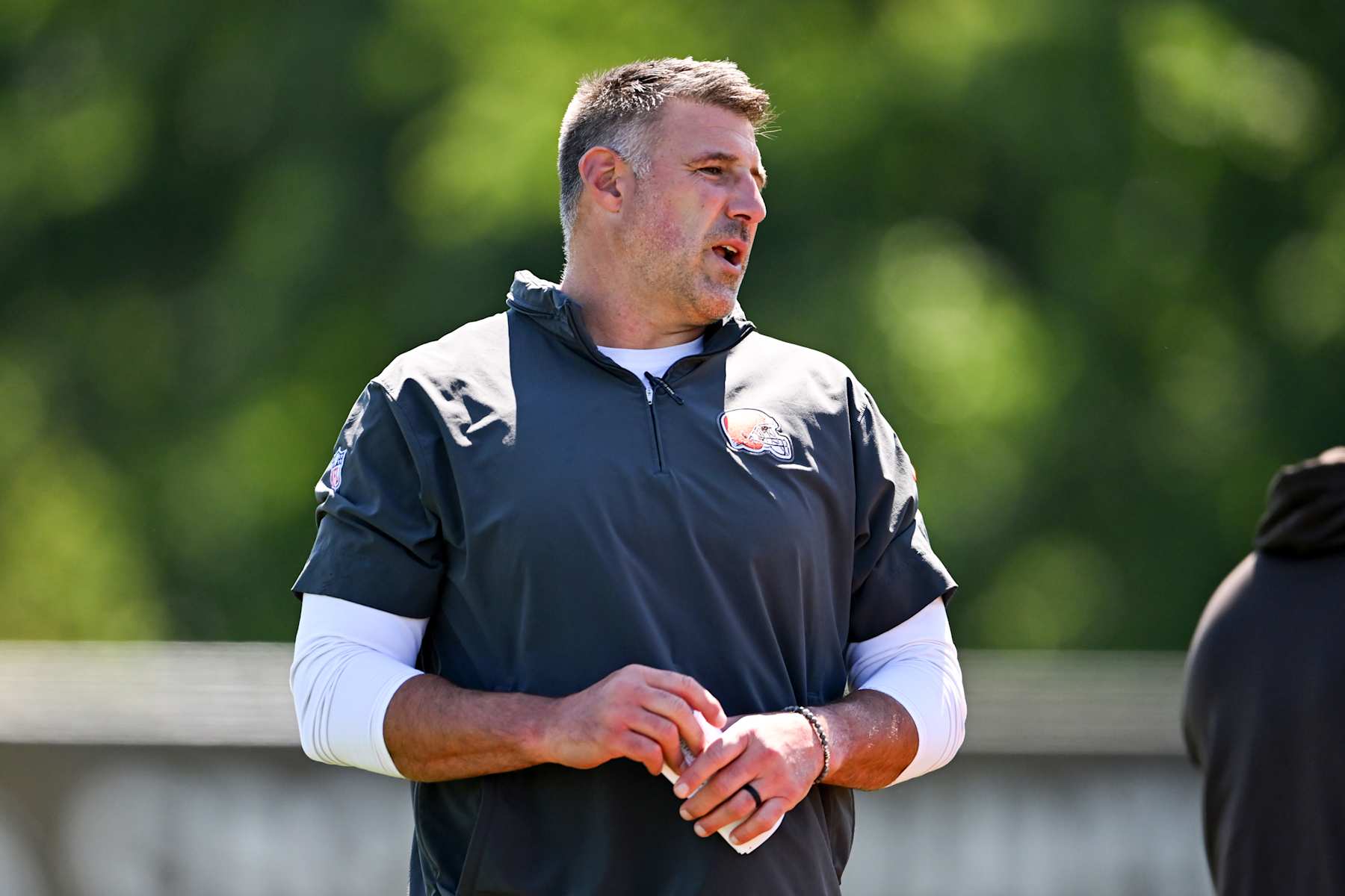 BEREA, OHIO - MAY 30: Coaching and personnel consultant Mike Vrabel of the Cleveland Browns looks on during an OTA offseason workout at their CrossCountry Mortgage Campus on May 30, 2024 in Berea, Ohio. (Photo by Nick Cammett/Getty Images)