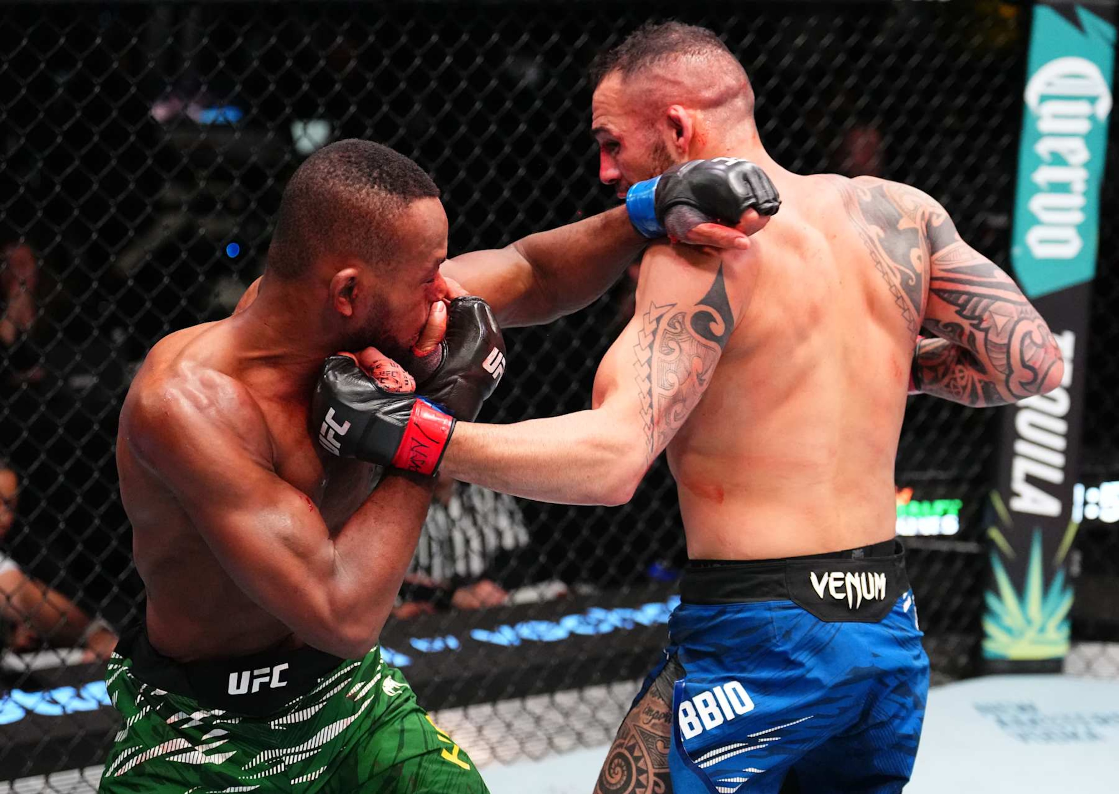 Santiago Ponzinibbio punches Carlston Harris Santiago Ponzinibbio punches Carlston Harris
