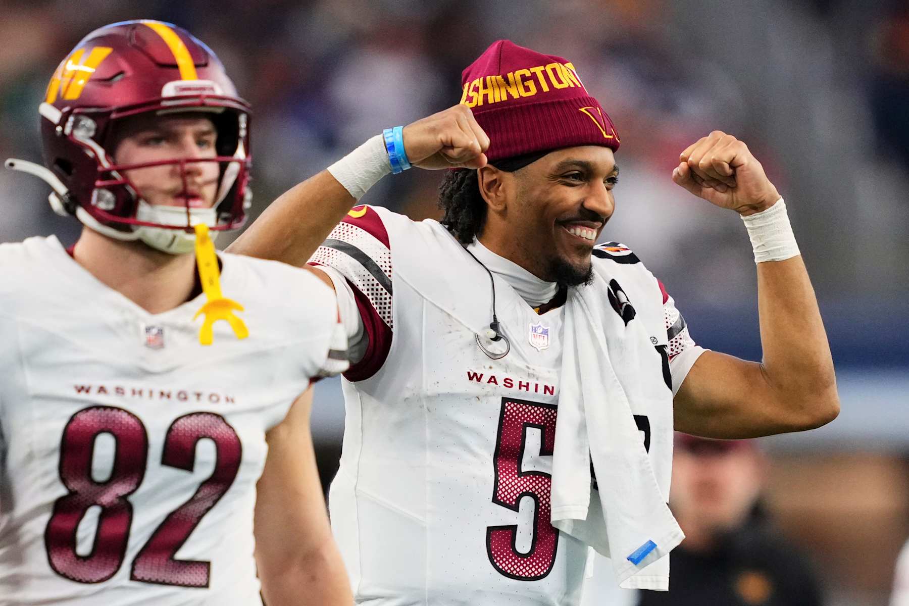 Commanders TE Ben Sinnot (left) and QB Jayden Daniels (right)