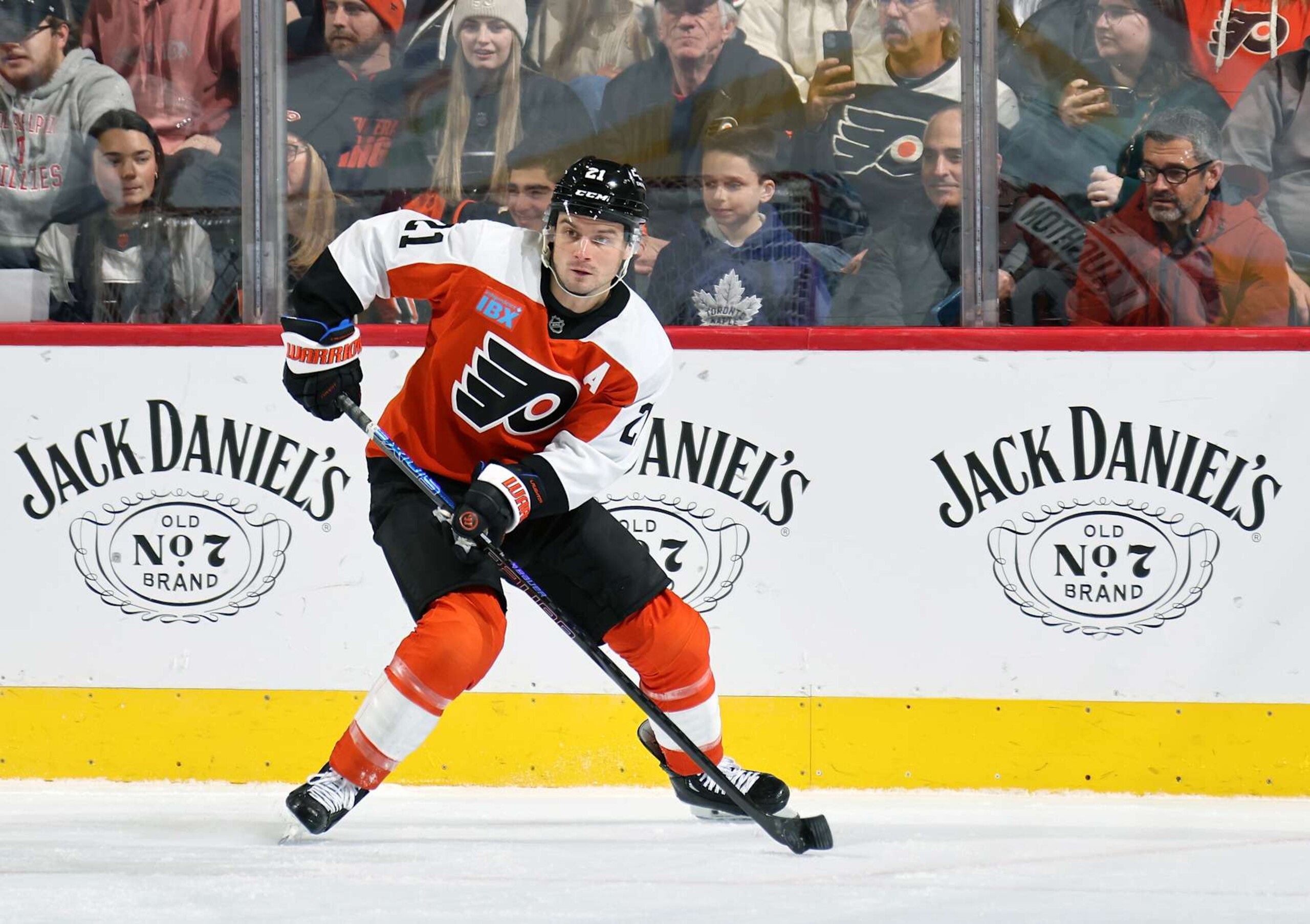 PHILADELPHIA, PENNSYLVANIA - JANUARY 07:  Scott Laughton #21 of the Philadelphia Flyers skates the puck against the Toronto Maple Leafs at the Wells Fargo Center on January 7, 2025 in Philadelphia, Pennsylvania.  (Photo by Len Redkoles/NHLI via Getty Images)