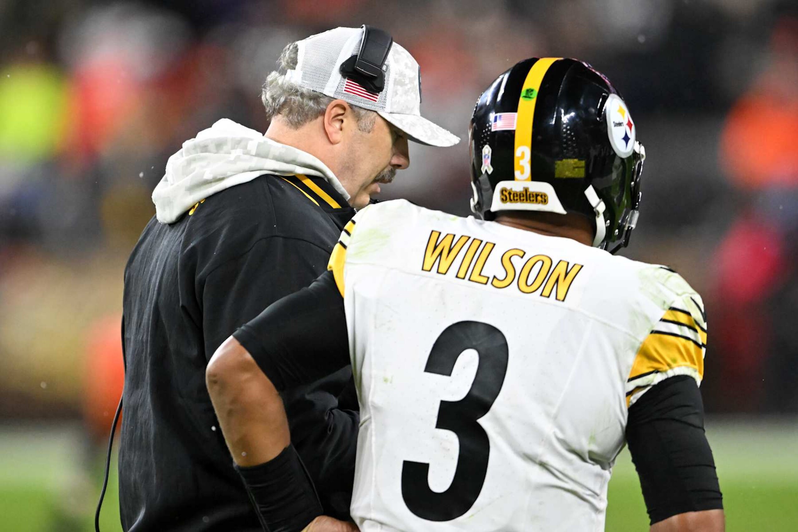 CLEVELAND, OHIO - NOVEMBER 21: Offensive coordinator Arthur Smith of the Pittsburgh Steelers talks with Russell Wilson #3 during the third quarter against the Cleveland Browns at Huntington Bank Field on November 21, 2024 in Cleveland, Ohio. (Photo by Nick Cammett/Diamond Images via Getty Images) CLEVELAND, OHIO - NOVEMBER 21: Offensive coordinator Arthur Smith of the Pittsburgh Steelers talks with Russell Wilson #3 during the third quarter against the Cleveland Browns at Huntington Bank Field on November 21, 2024 in Cleveland, Ohio. (Photo by Nick Cammett/Diamond Images via Getty Images)