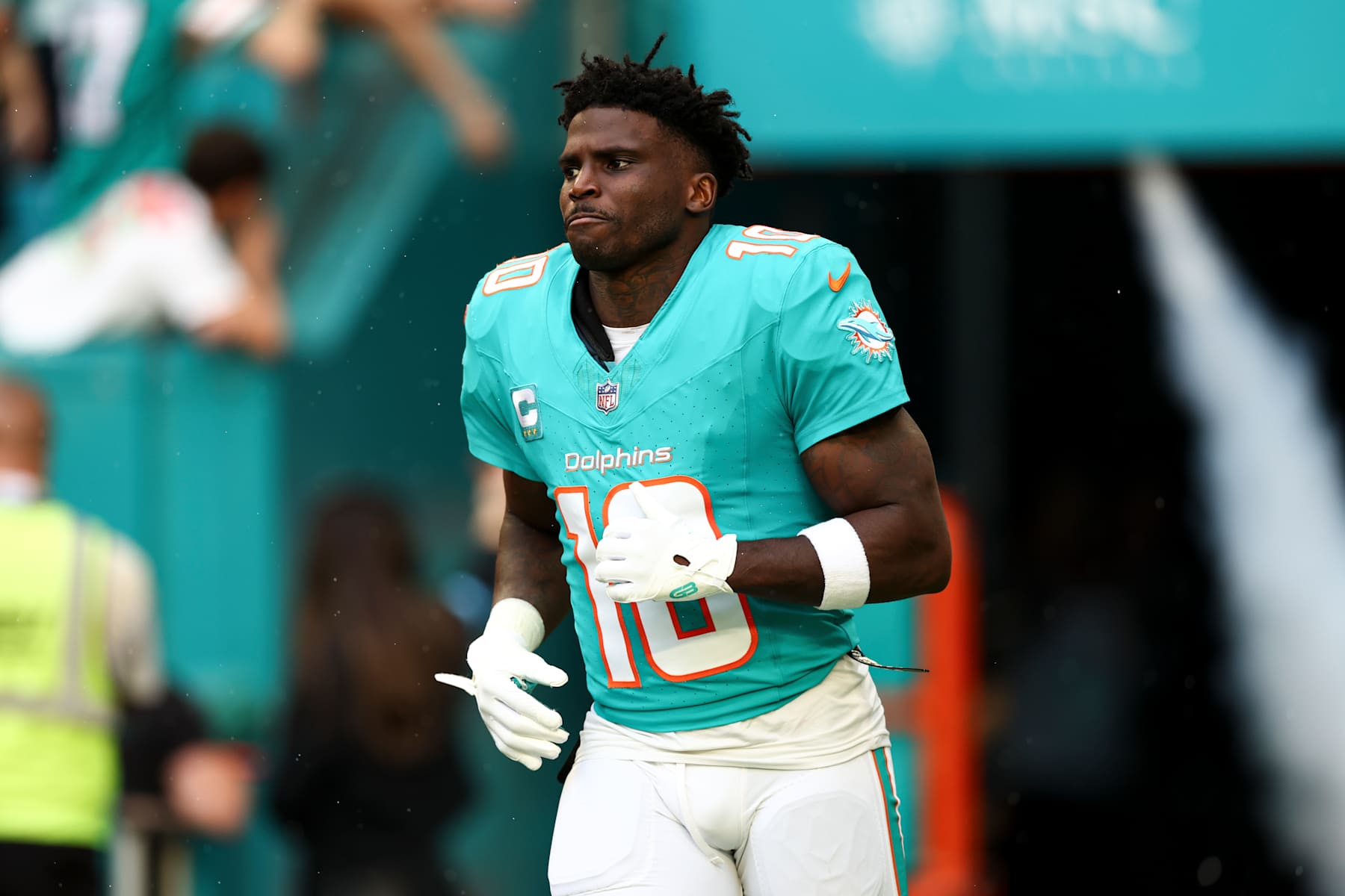 MIAMI GARDENS, FLORIDA - DECEMBER 22: Tyreek Hill #10 of the Miami Dolphins runs onto the field before an NFL football game against the San Francisco 49ers at Hard Rock Stadium on December 22, 2024 in Miami Gardens, Florida. (Photo by Kevin Sabitus/Getty Images)