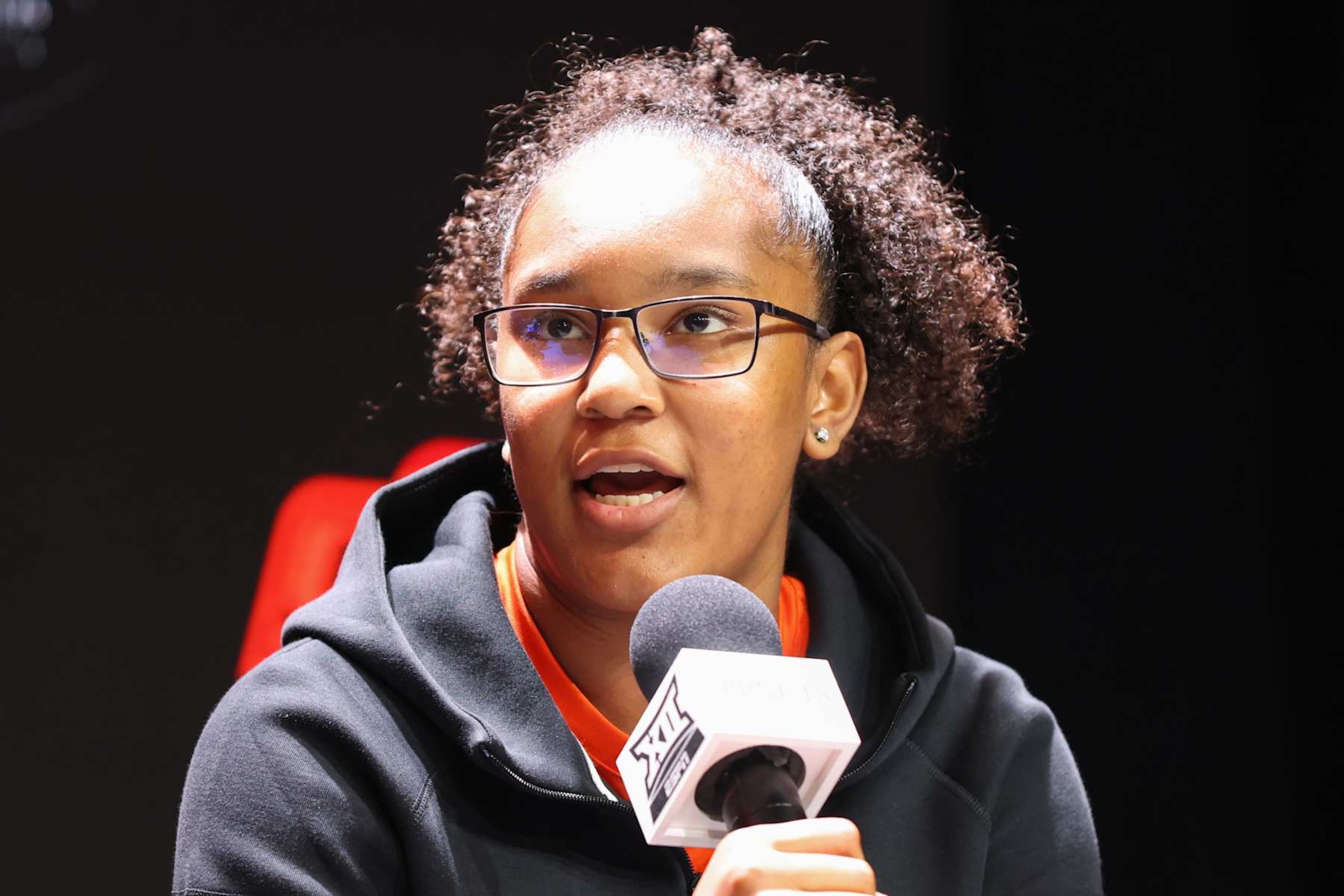 KANSAS CITY, MO - OCTOBER 22: Oklahoma State Cowgirls guard Stailee Heard (32) speaks during Big 12 Basketball Media Days on October 22, 2024 at T-Mobile Center in Kansas City, MO. (Photo by Scott Winters/Icon Sportswire via Getty Images) KANSAS CITY, MO - OCTOBER 22: Oklahoma State Cowgirls guard Stailee Heard (32) speaks during Big 12 Basketball Media Days on October 22, 2024 at T-Mobile Center in Kansas City, MO. (Photo by Scott Winters/Icon Sportswire via Getty Images)