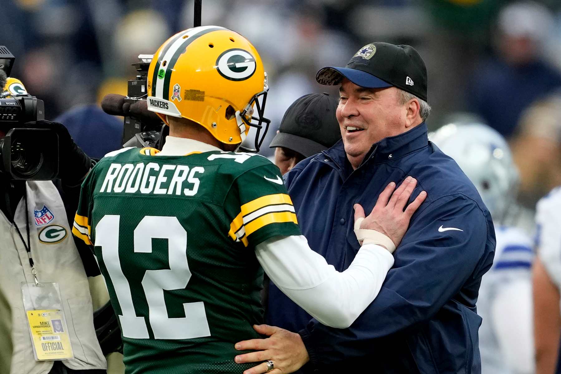 GREEN BAY, WISCONSIN - NOVEMBER 13: Aaron Rodgers #12 of the Green Bay Packers talks to head coach Mike McCarthy of the Dallas Cowboys during pregame at Lambeau Field on November 13, 2022 in Green Bay, Wisconsin. (Photo by Patrick McDermott/Getty Images)