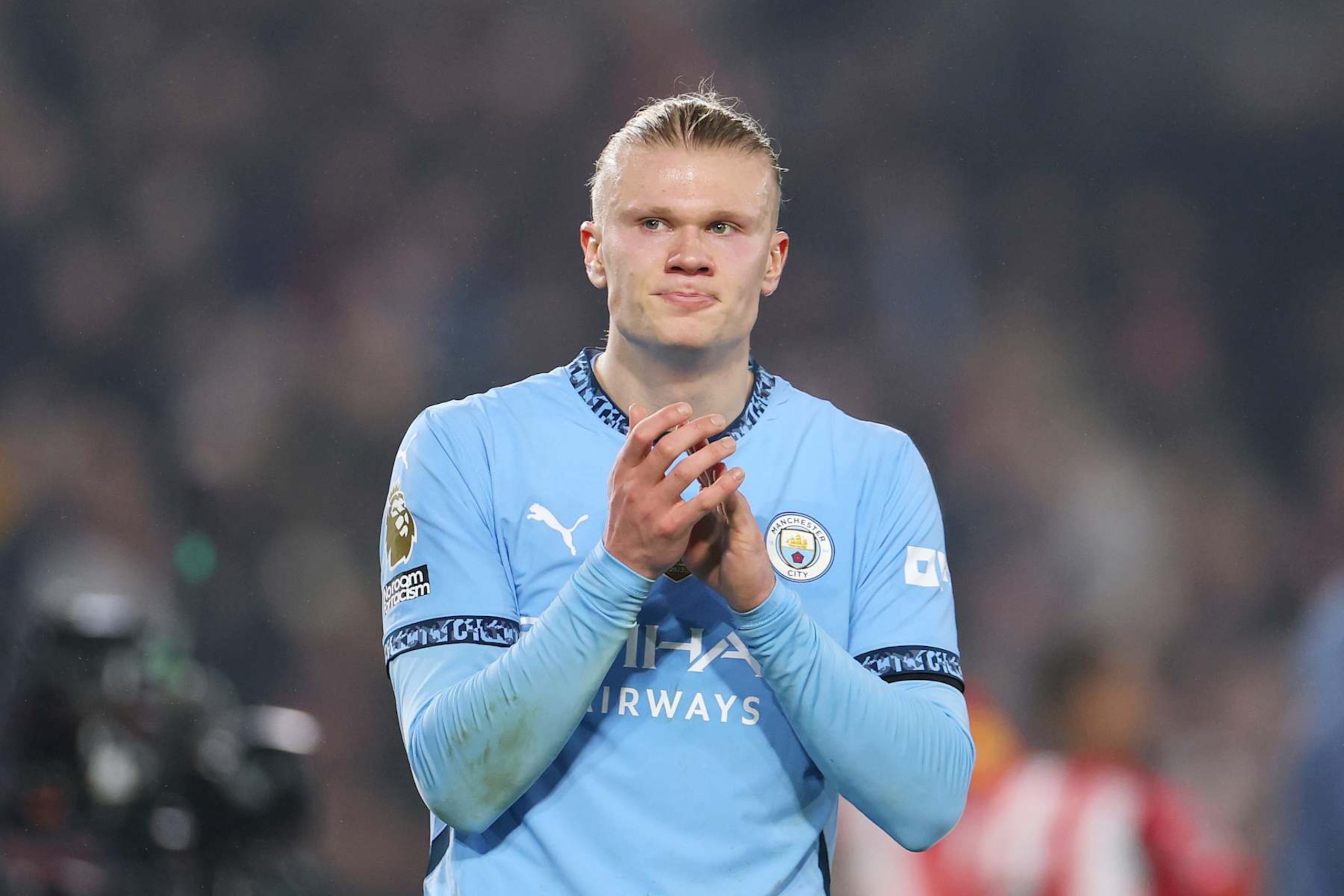 BRENTFORD, ENGLAND - JANUARY 14: Erling Haaland of Manchester City applauds the fans at full-time following the team's draw in the Premier League match between Brentford FC and Manchester City FC at Gtech Community Stadium on January 14, 2025 in Brentford, England. (Photo by Alex Pantling/Getty Images) BRENTFORD, ENGLAND - JANUARY 14: Erling Haaland of Manchester City applauds the fans at full-time following the team's draw in the Premier League match between Brentford FC and Manchester City FC at Gtech Community Stadium on January 14, 2025 in Brentford, England. (Photo by Alex Pantling/Getty Images)