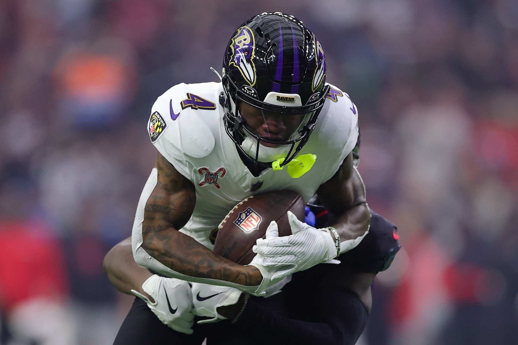 Zay Flowers, a rising player from the Baltimore Ravens, once mocked an old man picking up trash—but after learning the veteran’s story, he returned with a bottle of water, a helping hand, and a heart forever changed.D