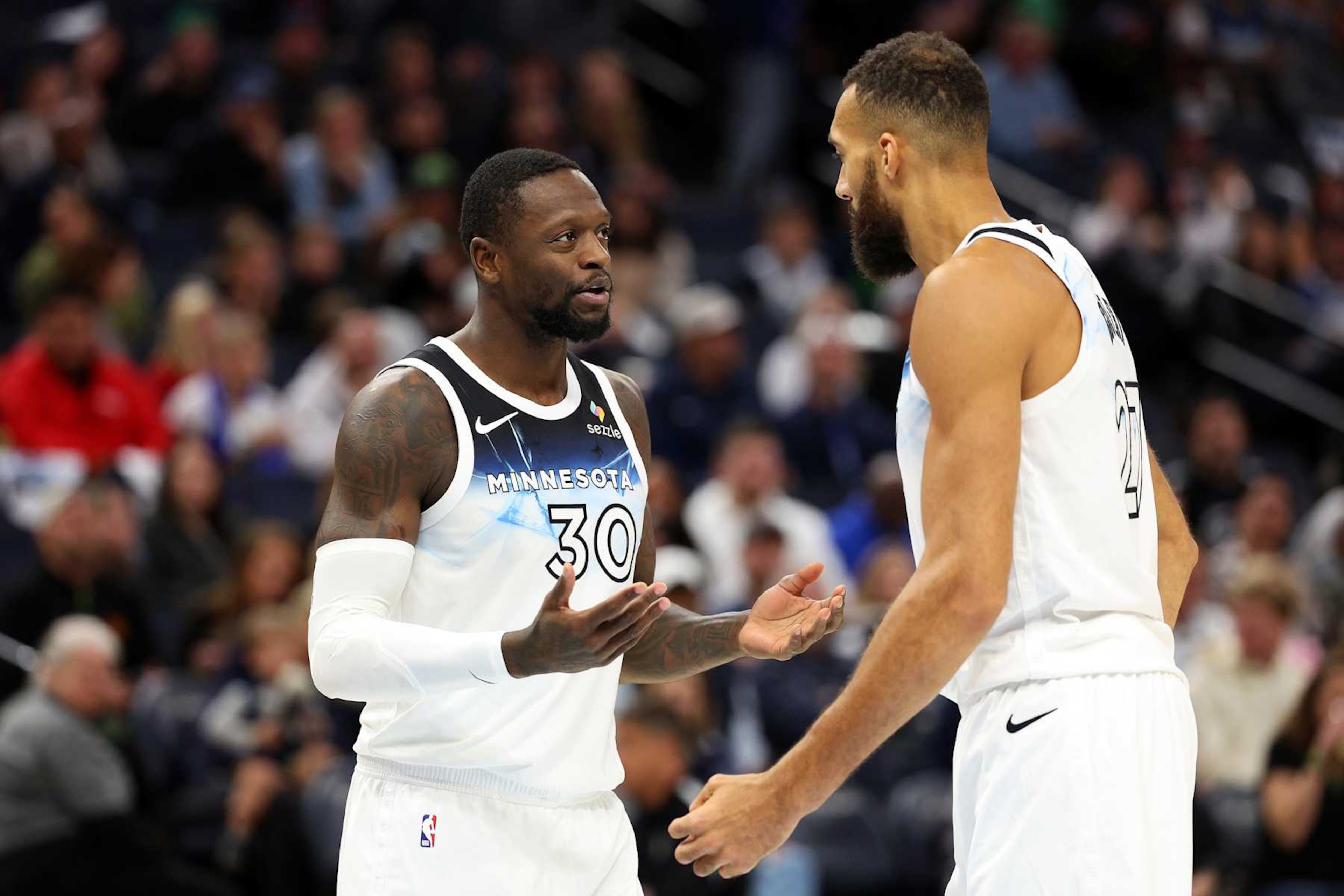 sur Le Roster. | Rudy Gobert, enfin respecté par le public MINNEAPOLIS, MINNESOTA - NOVEMBER 17: Julius Randle #30 talks to Rudy Gobert #27 of the Minnesota Timberwolves in the third quarter against the Phoenix Suns at Target Center on November 17, 2024 in Minneapolis, Minnesota. The Timberwolves defeated the Suns 120-117. NOTE TO USER: User expressly acknowledges and agrees that, by downloading and or using this photograph, User is consenting to the terms and conditions of the Getty Images License Agreement. (Photo by David Berding/Getty Images)