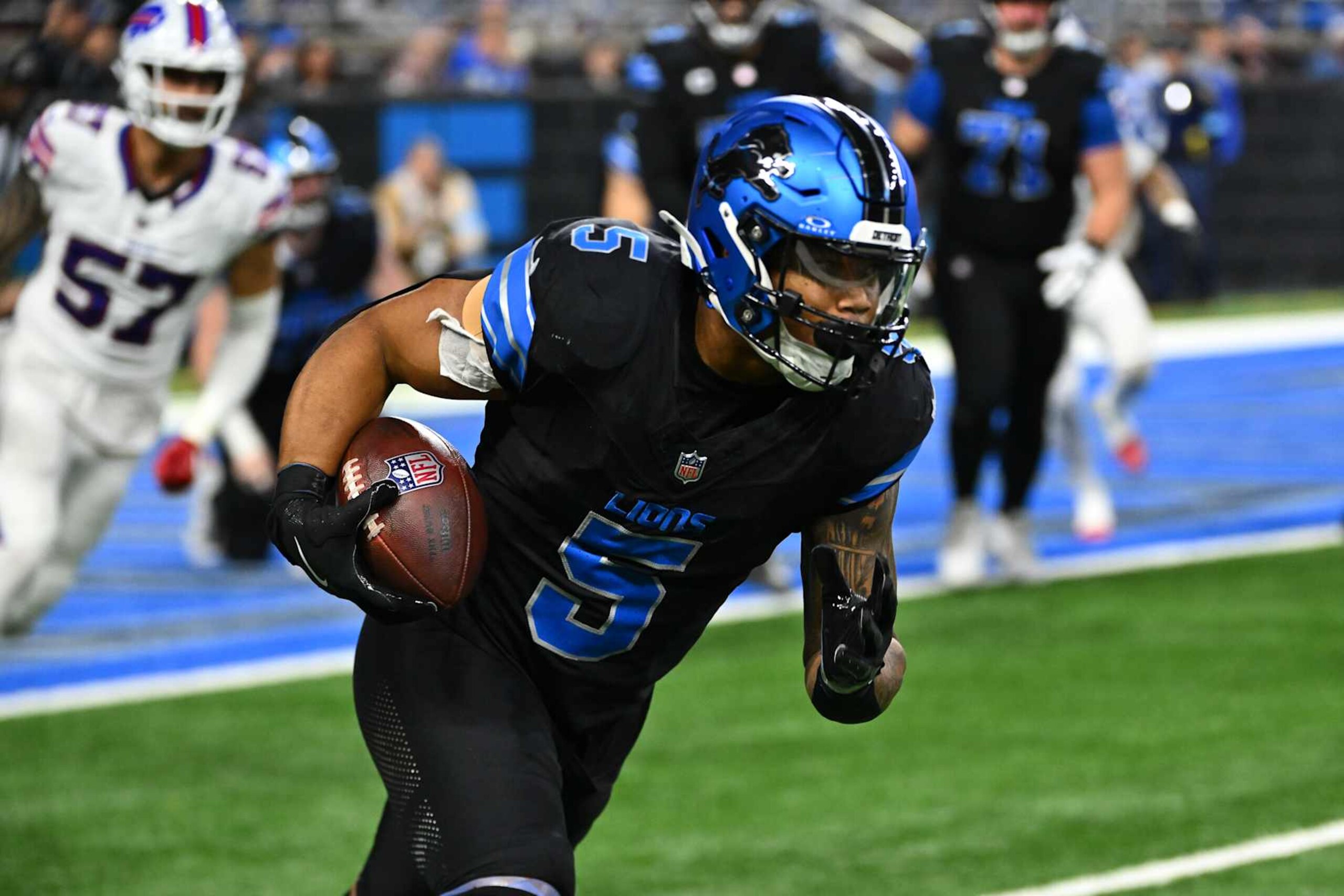 DETROIT, MI - DECEMBER 15: Detroit Lions running back David Montgomery (5) runs upfield during the Detroit Lions versus the Buffalo Bills game on Sunday December 15, 2024 at Ford Field in Detroit, MI. (Photo by Steven King/Icon Sportswire via Getty Images) DETROIT, MI - DECEMBER 15: Detroit Lions running back David Montgomery (5) runs upfield during the Detroit Lions versus the Buffalo Bills game on Sunday December 15, 2024 at Ford Field in Detroit, MI. (Photo by Steven King/Icon Sportswire via Getty Images)