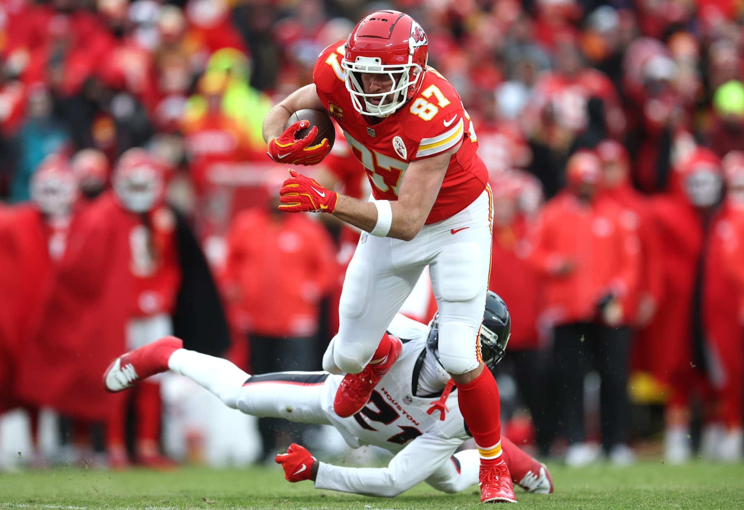 KANSAS CITY, MISSOURI - JANUARY 18: Travis Kelce #87 of the Kansas City Chiefs carries the ball for a 49 yard first down against the Houston Texans during the second quarter in the AFC Divisional Playoff at GEHA Field at Arrowhead Stadium on January 18, 2025 in Kansas City, Missouri. (Photo by Jamie Squire/Getty Images) KANSAS CITY, MISSOURI - JANUARY 18: Travis Kelce #87 of the Kansas City Chiefs carries the ball for a 49 yard first down against the Houston Texans during the second quarter in the AFC Divisional Playoff at GEHA Field at Arrowhead Stadium on January 18, 2025 in Kansas City, Missouri. (Photo by Jamie Squire/Getty Images)