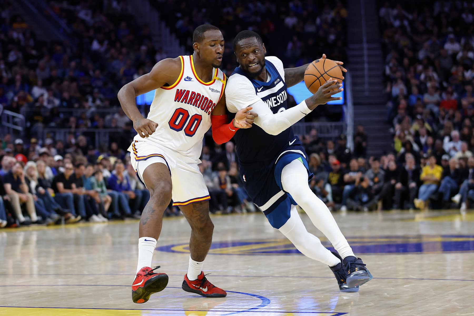 SAN FRANCISCO, CALIFORNIA - DECEMBER 08: Julius Randle #30 of the Minnesota Timberwolves drives to the basket against Jonathan Kuminga #00 of the Golden State Warriors in the fourth quarter at Chase Center on December 08, 2024 in San Francisco, California. NOTE TO USER: User expressly acknowledges and agrees that, by downloading and or using this photograph, User is consenting to the terms and conditions of the Getty Images License Agreement. (Photo by Lachlan Cunningham/Getty Images)