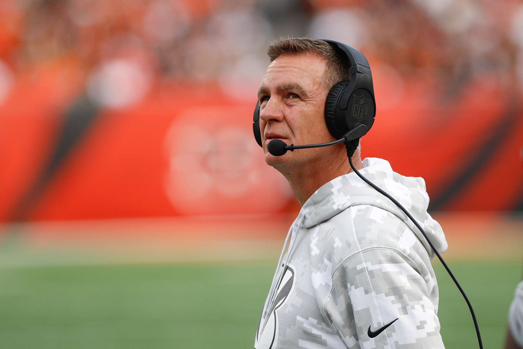 CINCINNATI, OH - NOVEMBER 03: Cincinnati Bengals defensive coordinator Lou Anarumo looks at the scoreboard during the game against the Las Vegas Raiders and the Cincinnati Bengals on November 3, 2024, at Paycor Stadium in Cincinnati, OH. (Photo by Ian Johnson/Icon Sportswire via Getty Images)