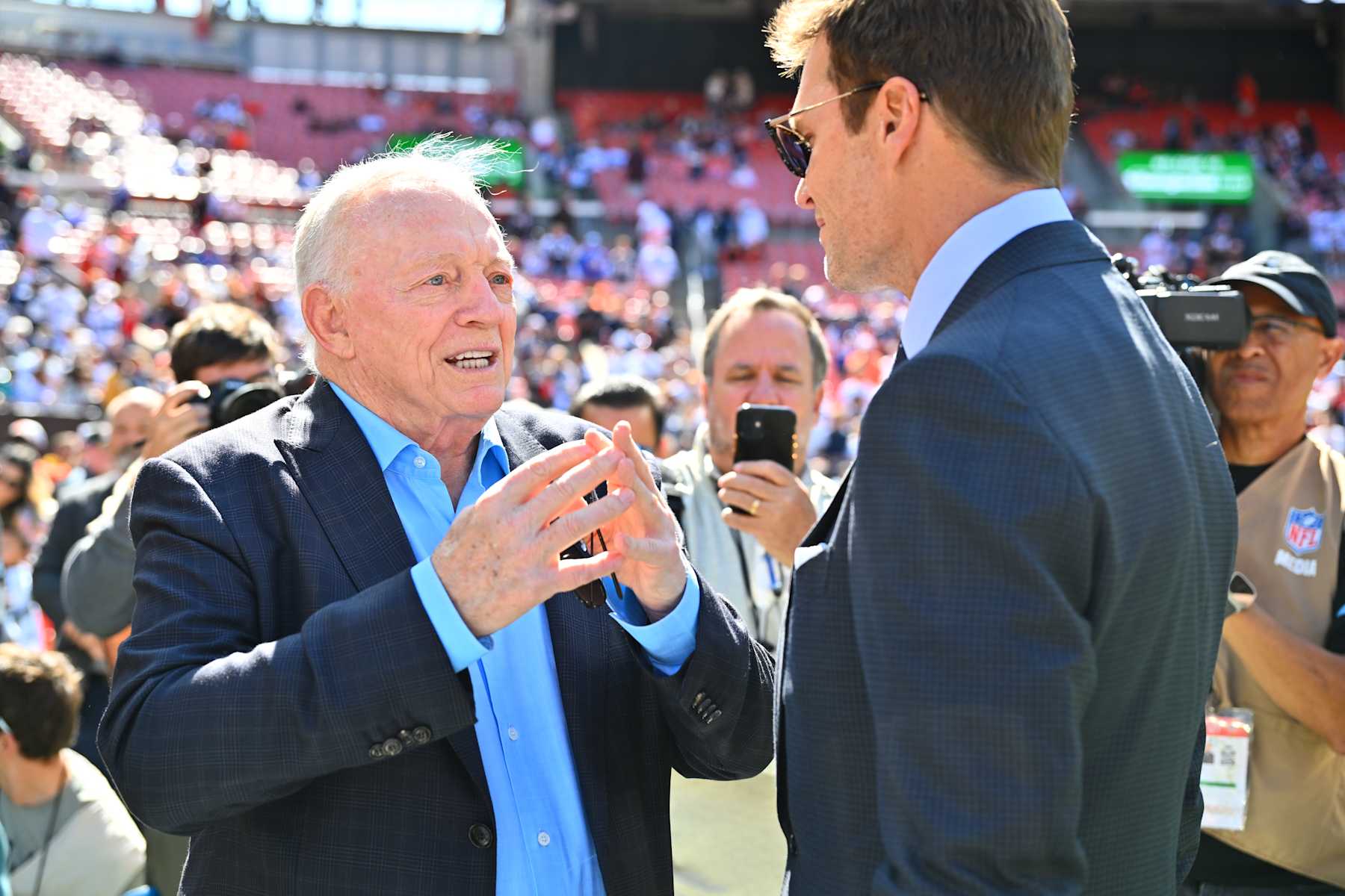 CLEVELAND, OHIO - SEPTEMBER 08: (L-R) Owner Jerry Jones of the Dallas Cowboys talks with broadcaster and former NFL quarterback Tom Brady prior to a game against the Cleveland Browns at Cleveland Browns Stadium on September 08, 2024 in Cleveland, Ohio. (Photo by Jason Miller/Getty Images) CLEVELAND, OHIO - SEPTEMBER 08: (L-R) Owner Jerry Jones of the Dallas Cowboys talks with broadcaster and former NFL quarterback Tom Brady prior to a game against the Cleveland Browns at Cleveland Browns Stadium on September 08, 2024 in Cleveland, Ohio. (Photo by Jason Miller/Getty Images)