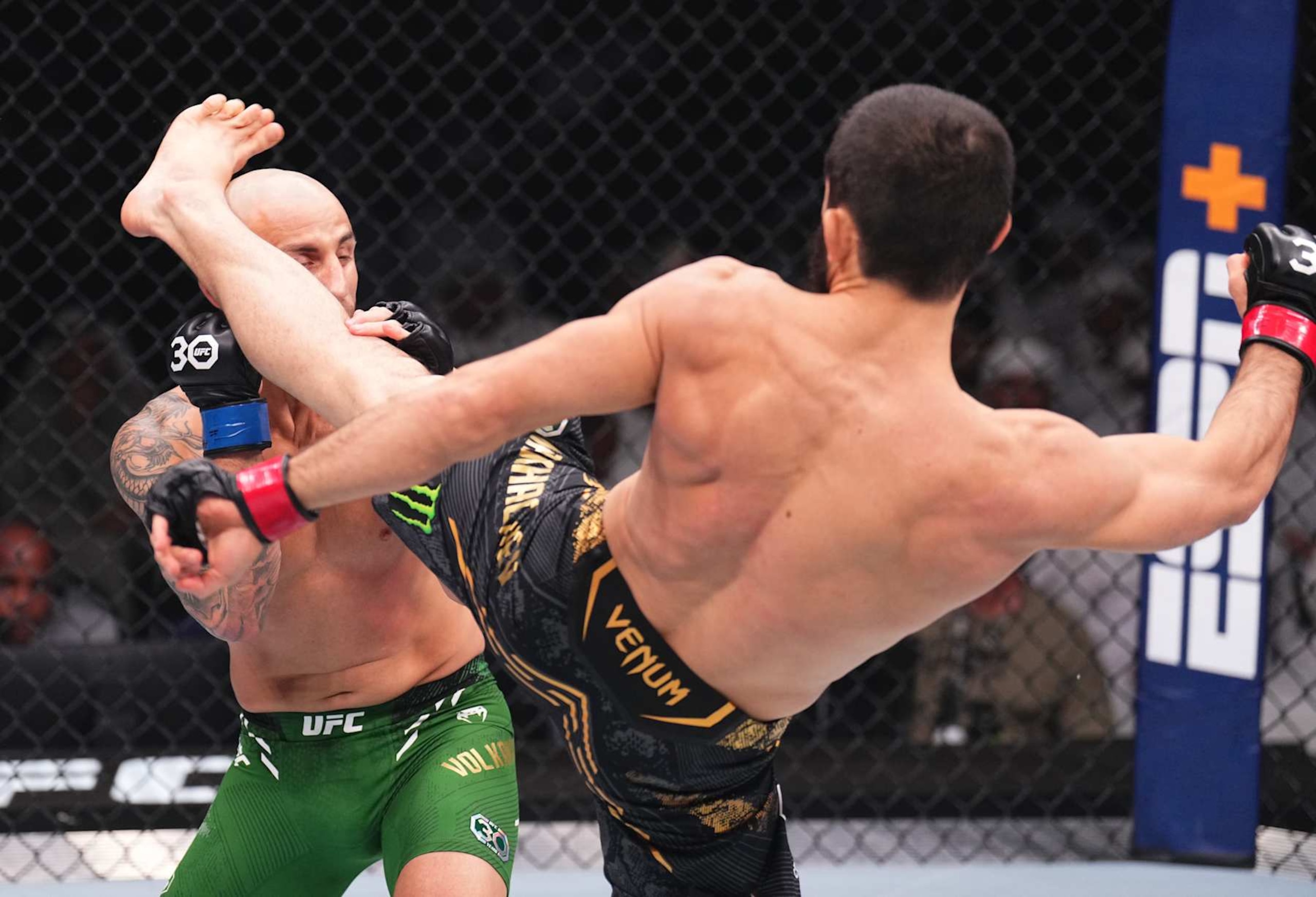 Islam Makhachev knocks out Alexander Volkanovski with a head kick. Islam Makhachev knocks out Alexander Volkanovski with a head kick.
