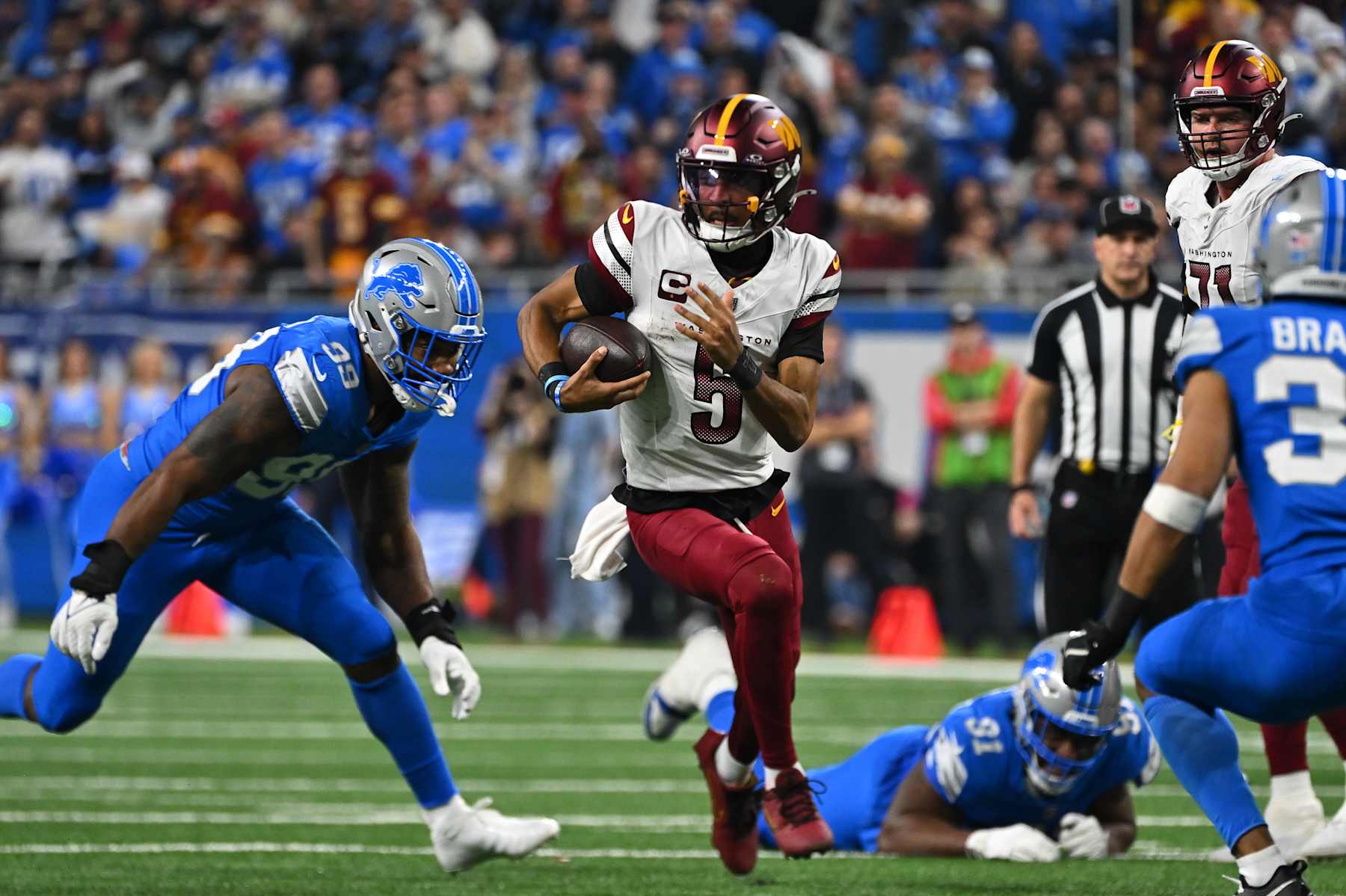 DETROIT, MI - JANUARY 18: Washington Commanders quarterback Jayden Daniels (5) runs wide during the NFC Divisional Playoff game between the Detroit Lions and the Washington Commanders on Sunday January 18, 2025 at Ford Field in Detroit, MI. (Photo by Steven King/Icon Sportswire via Getty Images)