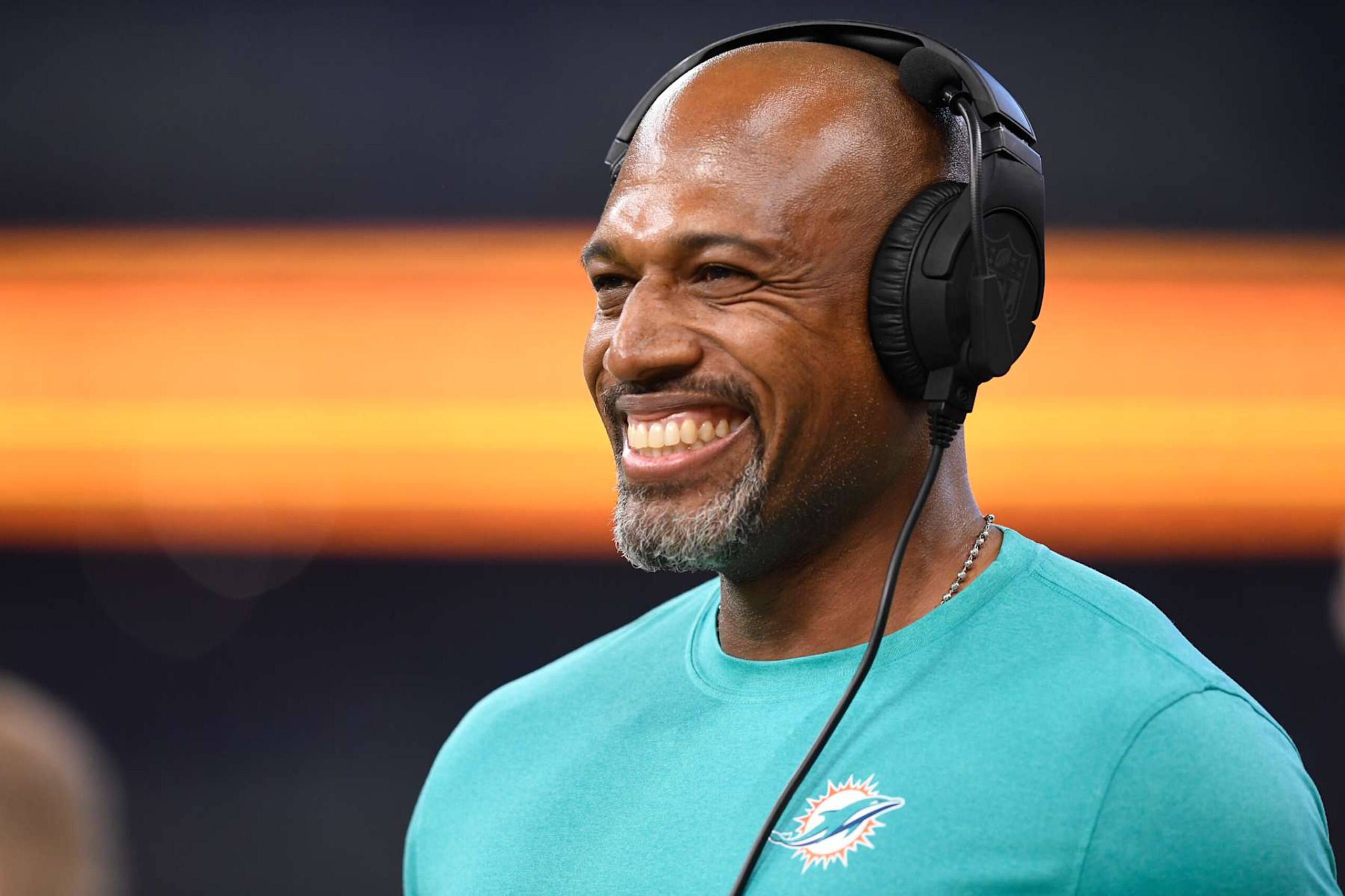 INDIANAPOLIS, IN - OCTOBER 20: Miami Dolphins Defensive Coordinator Anthony Weaver looks on during the NFL game between the Miami Dolphins and the Indianapolis Colts on October 20, 2024, at Lucas Oil Stadium in Indianapolis, Indiana.(Photo by Michael Allio/Icon Sportswire via Getty Images) INDIANAPOLIS, IN - OCTOBER 20: Miami Dolphins Defensive Coordinator Anthony Weaver looks on during the NFL game between the Miami Dolphins and the Indianapolis Colts on October 20, 2024, at Lucas Oil Stadium in Indianapolis, Indiana.(Photo by Michael Allio/Icon Sportswire via Getty Images)
