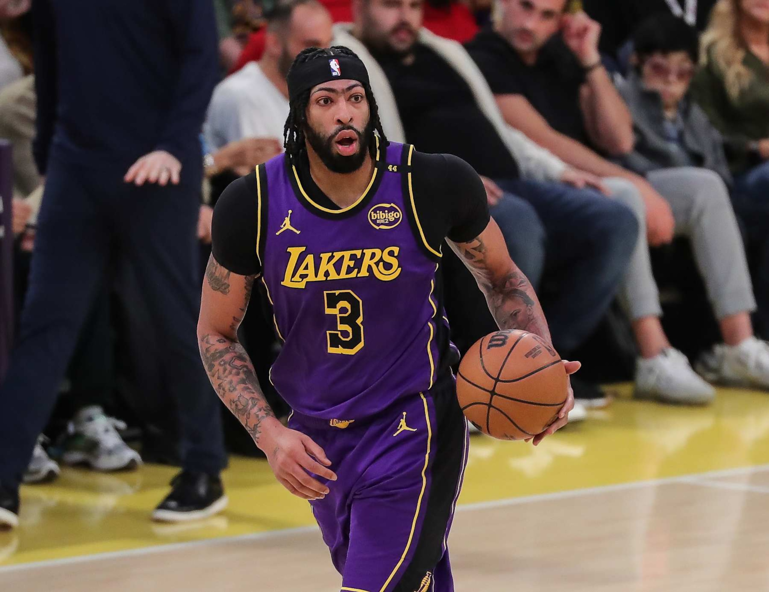 LOS ANGELES, CA - JANUARY 21: Los Angeles Lakers forward Anthony Davis (3) dribbles during the Washington Wizards vs Los Angeles Lakers game on January 21, 2025, at Crypto.com Arena in Los Angeles, CA. (Photo by Jevone Moore/Icon Sportswire via Getty Images) LOS ANGELES, CA - JANUARY 21: Los Angeles Lakers forward Anthony Davis (3) dribbles during the Washington Wizards vs Los Angeles Lakers game on January 21, 2025, at Crypto.com Arena in Los Angeles, CA. (Photo by Jevone Moore/Icon Sportswire via Getty Images)
