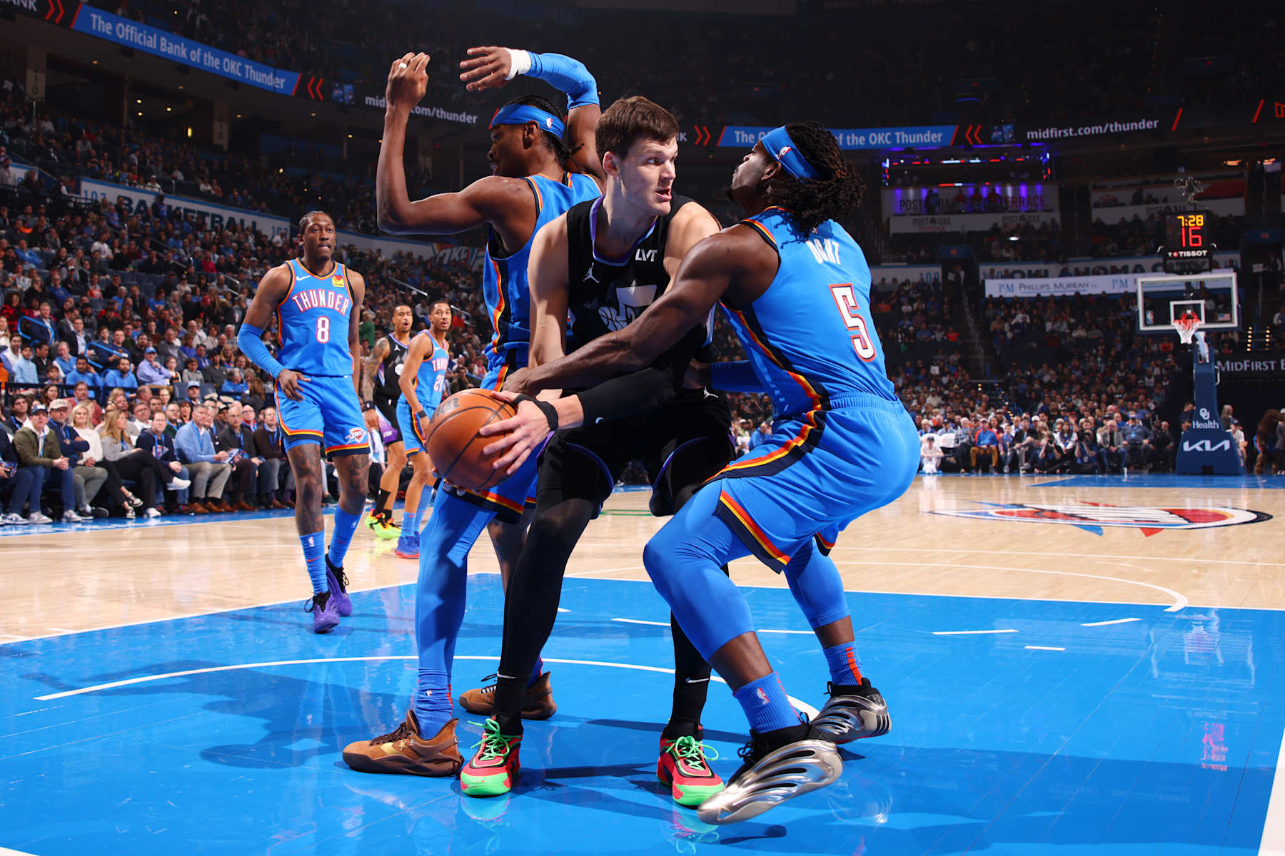 OKLAHOMA CITY, OK - JANUARY 22: Walker Kessler #24 of the Utah Jazz looks to pass the ball during the game against the Oklahoma City Thunder on January 22, 2025 at Paycom Center in Oklahoma City, Oklahoma. NOTE TO USER: User expressly acknowledges and agrees that, by downloading and or using this photograph, User is consenting to the terms and conditions of the Getty Images License Agreement. Mandatory Copyright Notice: Copyright 2025 NBAE (Photo by Zach Beeker/NBAE via Getty Images)
