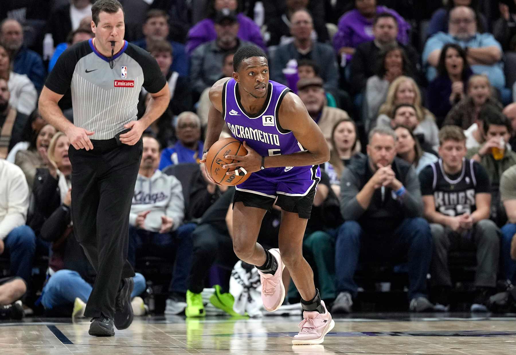 SACRAMENTO, CALIFORNIA - JANUARY 22: De'Aaron Fox #5 of the Sacramento Kings brings the ball up court against the Golden State Warriors during the second half of an NBA basketball game at Golden 1 Center on January 22, 2025 in Sacramento, California. NOTE TO USER: User expressly acknowledges and agrees that, by downloading and or using this photograph, User is consenting to the terms and conditions of the Getty Images License Agreement. (Photo by Thearon W. Henderson/Getty Images)