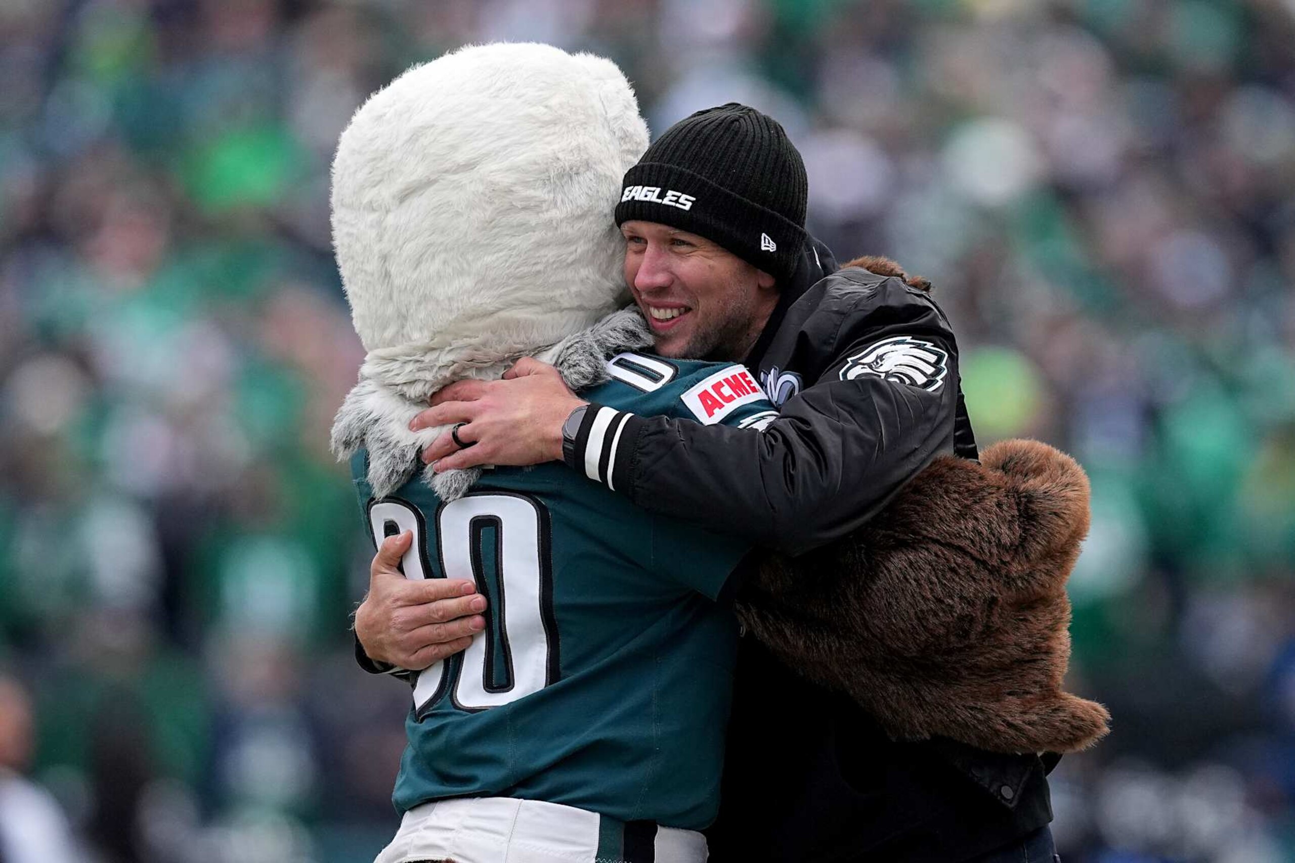 PHILADELPHIA, PENNSYLVANIA - JANUARY 26: Former quarterback Nick Foles hugs the Philadelphia Eagles mascot prior to the NFC Championship Game against the Washington Commanders at Lincoln Financial Field on January 26, 2025 in Philadelphia, Pennsylvania. (Photo by Mitchell Leff/Getty Images) PHILADELPHIA, PENNSYLVANIA - JANUARY 26: Former quarterback Nick Foles hugs the Philadelphia Eagles mascot prior to the NFC Championship Game against the Washington Commanders at Lincoln Financial Field on January 26, 2025 in Philadelphia, Pennsylvania. (Photo by Mitchell Leff/Getty Images)