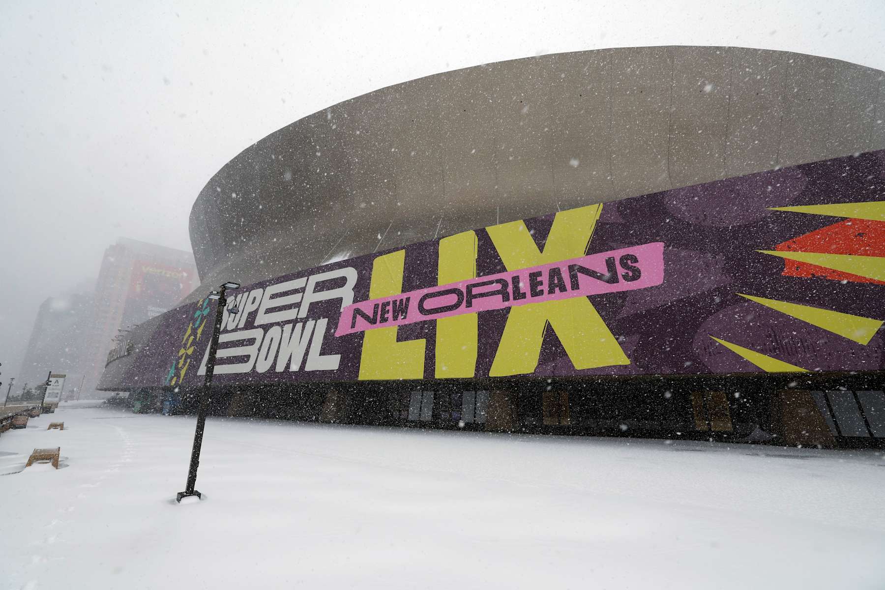 NEW ORLEANS, LOUISIANA - JANUARY 21: Snow falls on Super Bowl LIX signage on the outside of Caesars Superdome on January 21, 2025 in New Orleans, Louisiana. A winter storm brought rare snowfall to the Southern states including Florida, Texas and New Orleans, shutting down schools and businesses and drawing out locals, many of whom had never seen snow before.  (Photo by Tyler Kaufman/Getty Images)